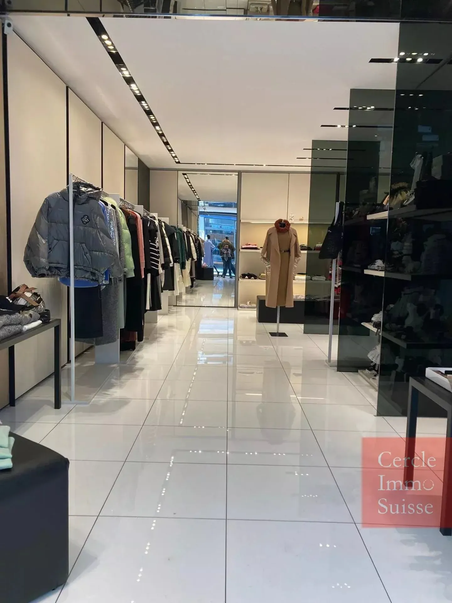 IN VENDITA – Boutique di prêt-à-porter di alta gamma a Ginevra - Foto 3 di 7