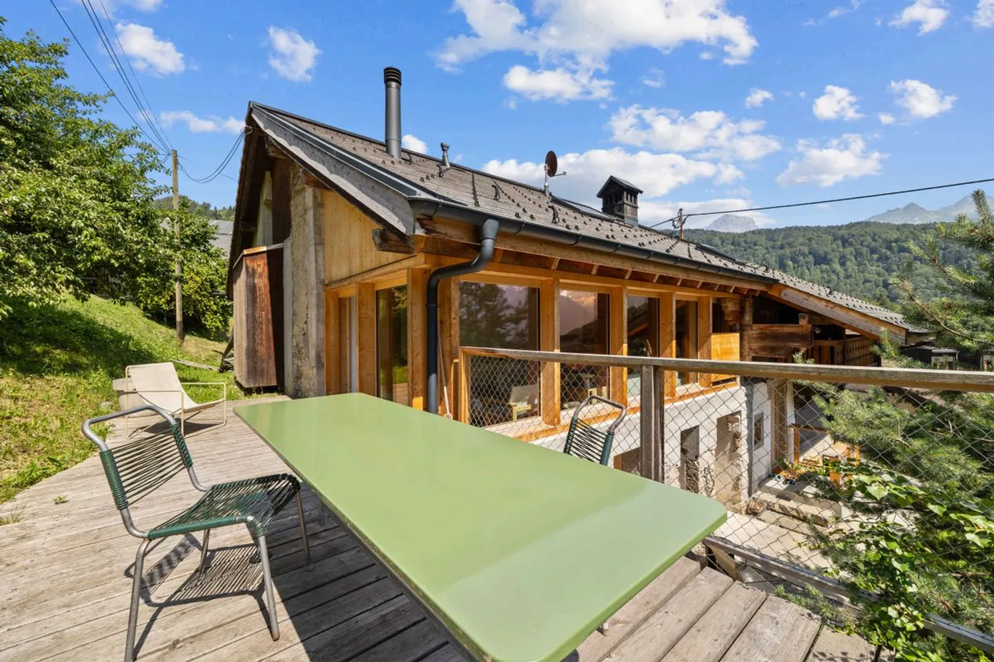 Un chalet d'exception entre plaine et montagne, au coeur de la commune d'Ollon - Foto 1 di 13