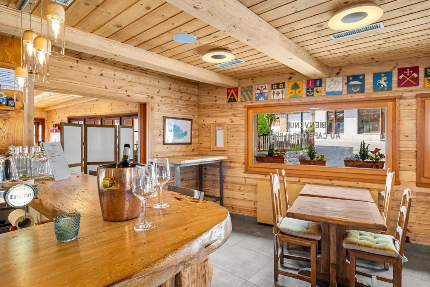 IMMEUBLE MIXTE OFFRANT DIVERSES POSSIBILITÉS D'UTILISATION- A SAISIR! - Foto 3 di 13
