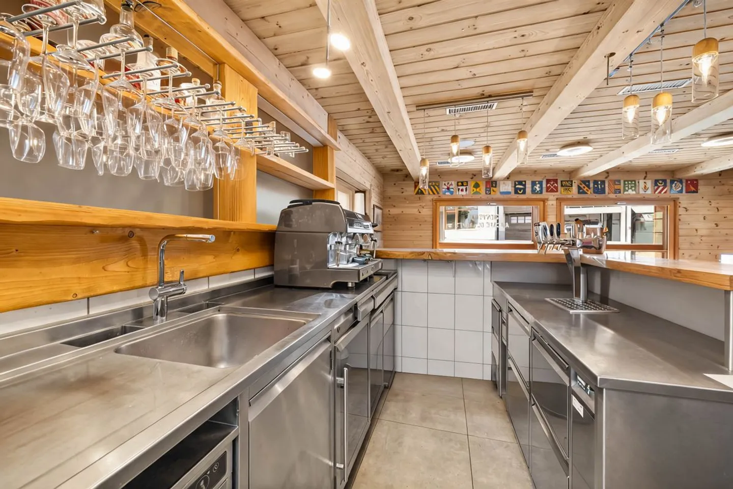 IMMEUBLE MIXTE OFFRANT DIVERSES POSSIBILITÉS D'UTILISATION- A SAISIR! - Foto 8 di 13