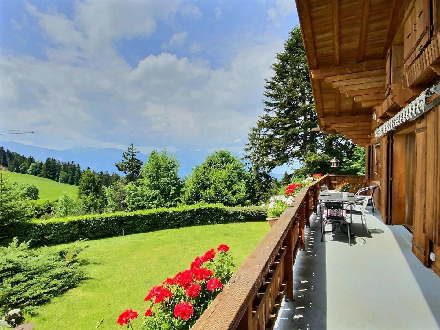 Magnificent chalet in a green setting, guaranteed charm - Photo 2 of 13