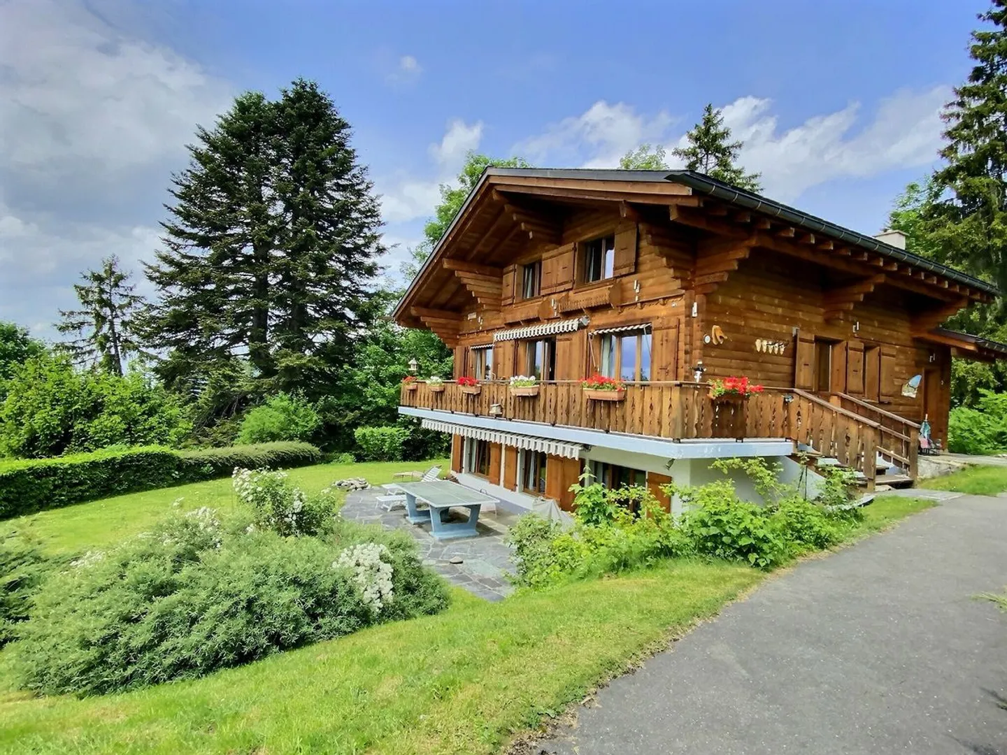 Magnificent chalet in a green setting, guaranteed charm - Photo 1 of 13