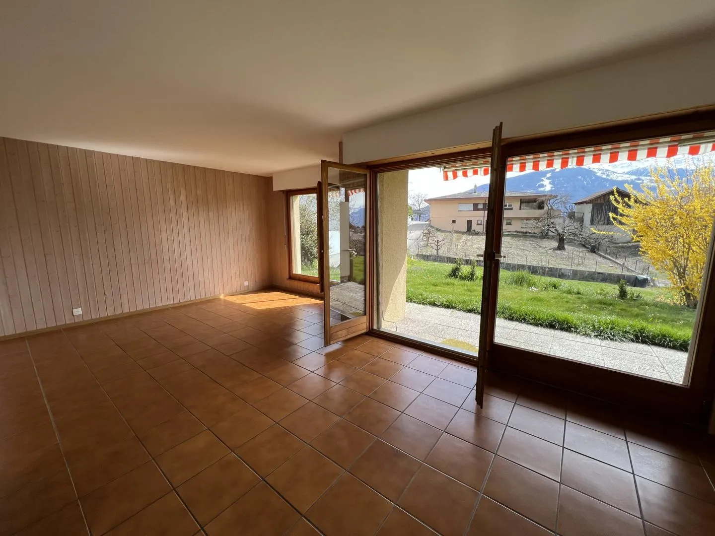 Appartement Charmant avec Terrasse - Photo 5 sur 8