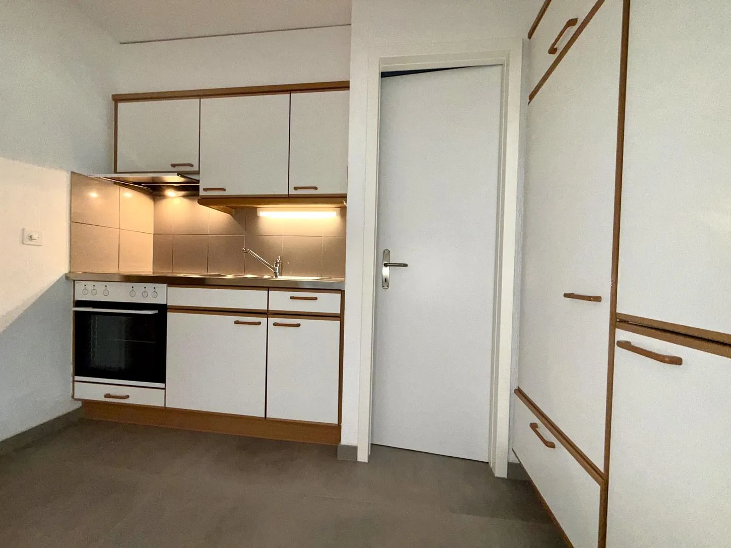 Sion, city center, 2 rooms on the 2nd floor with south balcony - Photo 3 of 6