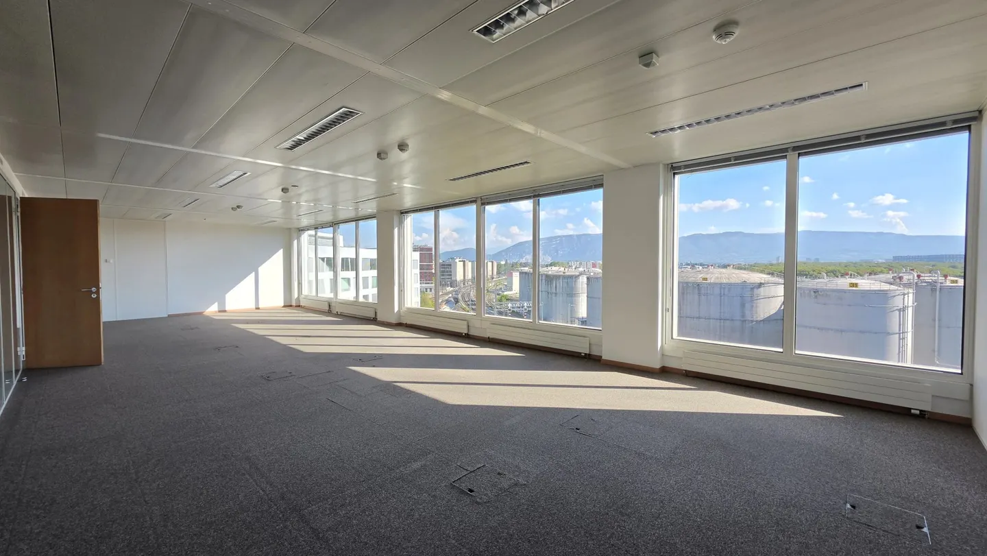 LARGE FURNISHED OFFICES – TWO SEPARATE UNITS ON THE 6th AND 7th FLOORS – BLANDONNET - Foto 9 von 13
