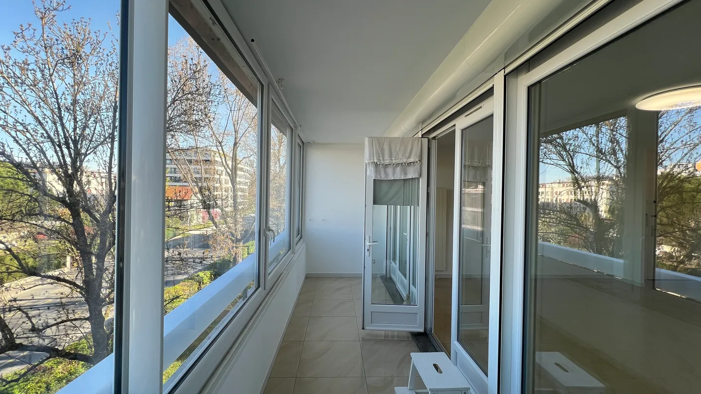 3 pièces lumineux avec loggia - Entièrement repeint ! - Photo 4 sur 10