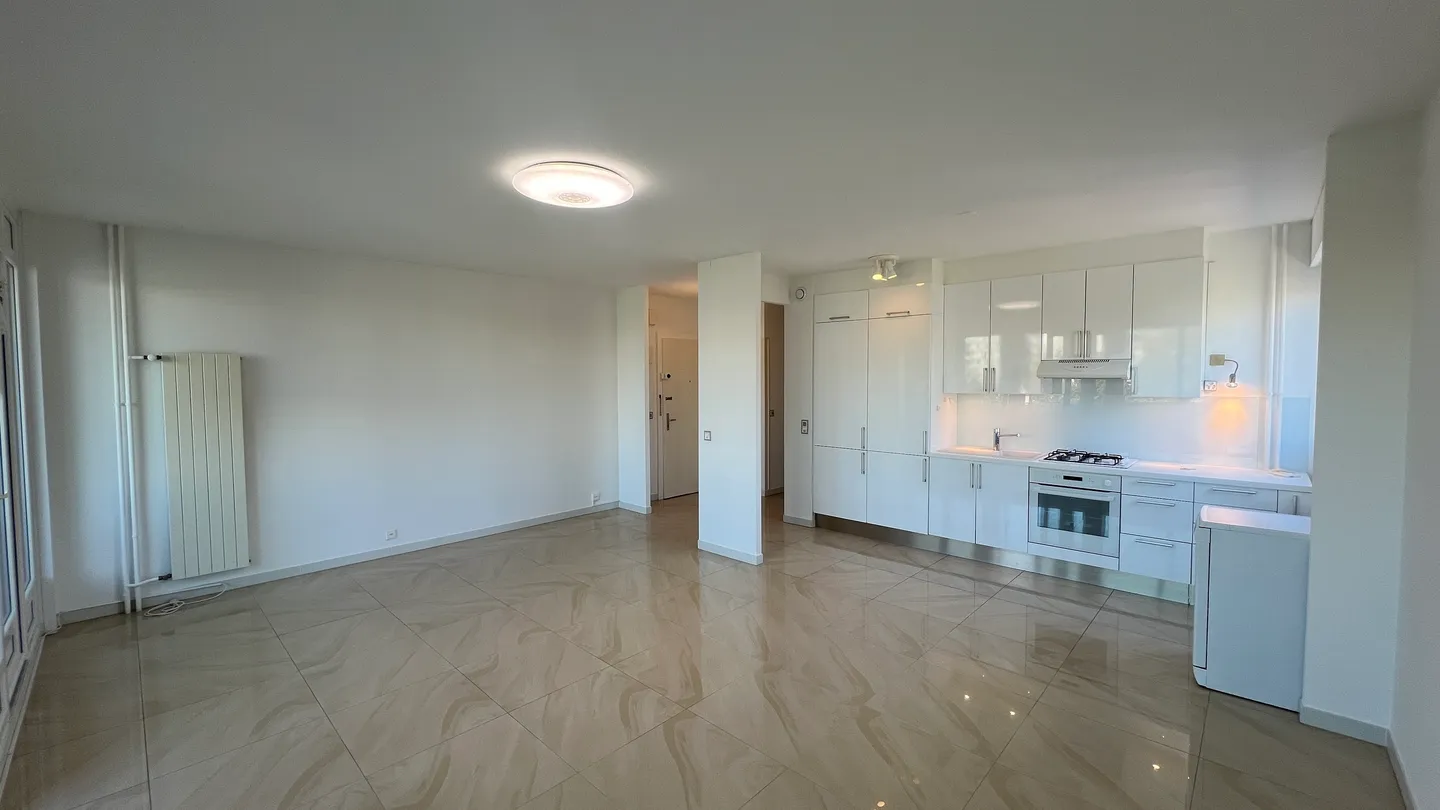 3 pièces lumineux avec loggia - Entièrement repeint ! - Photo 1 sur 10