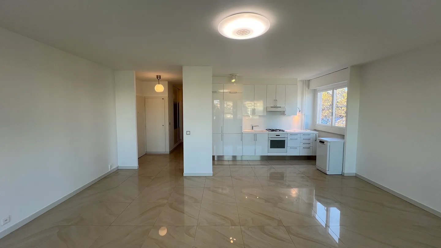 3 pièces lumineux avec loggia - Entièrement repeint ! - Photo 2 sur 10