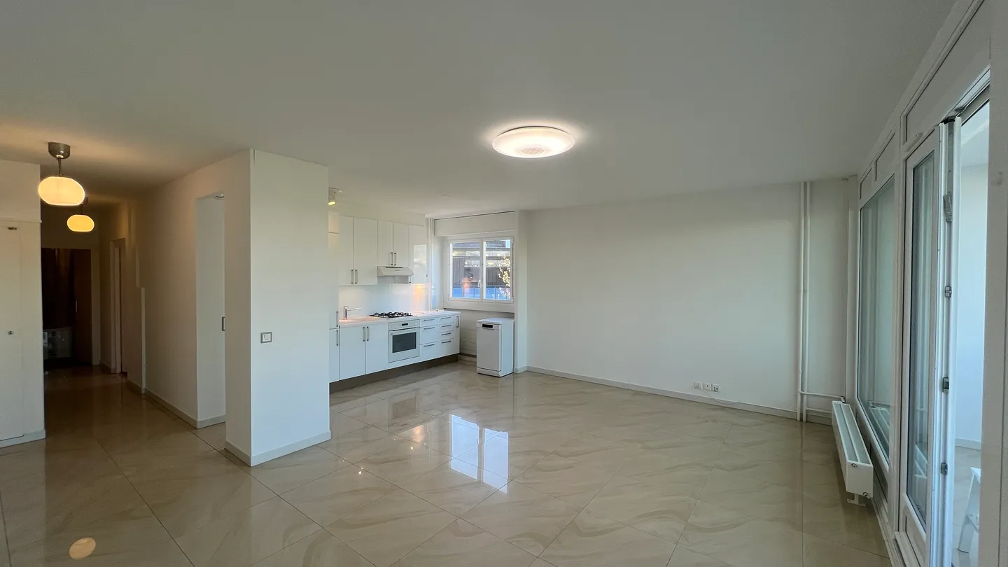 3 pièces lumineux avec loggia - Entièrement repeint ! - Photo 3 sur 10