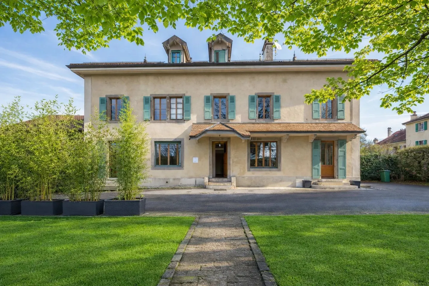 Character home in the heart of the village of Jussy - Photo 1 of 4