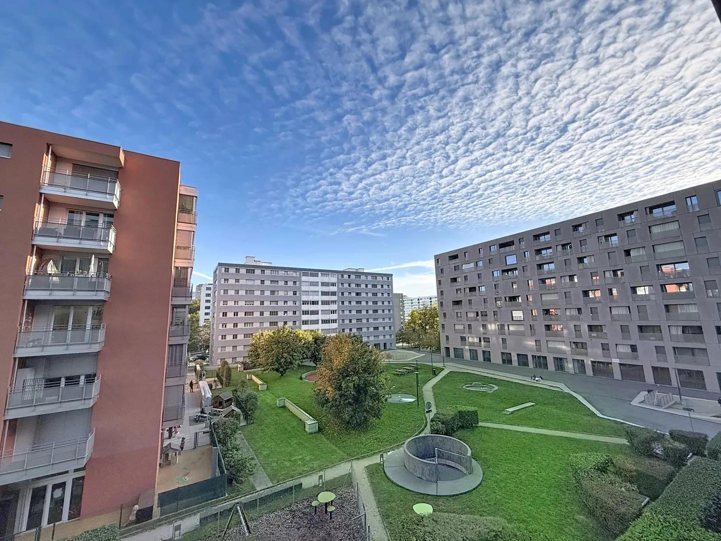 Appartement traversant de 5 pièces avec balcon, au calme et à proximité de toutes les commodités - Photo 1 of 7