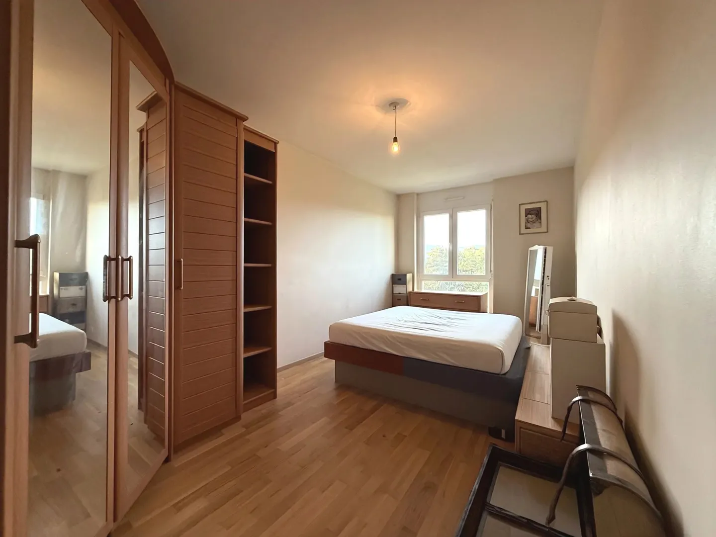 Appartement traversant de 5 pièces avec balcon, au calme et à proximité de toutes les commodités - Photo 4 of 7