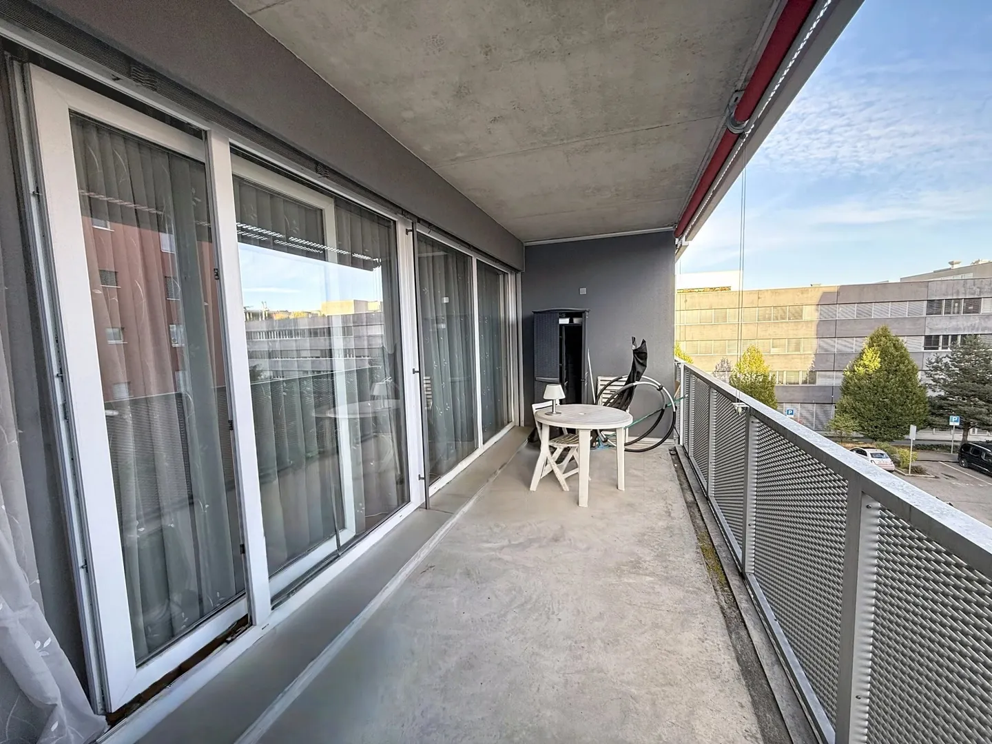 Appartement traversant de 5 pièces avec balcon, au calme et à proximité de toutes les commodités - Photo 6 of 7