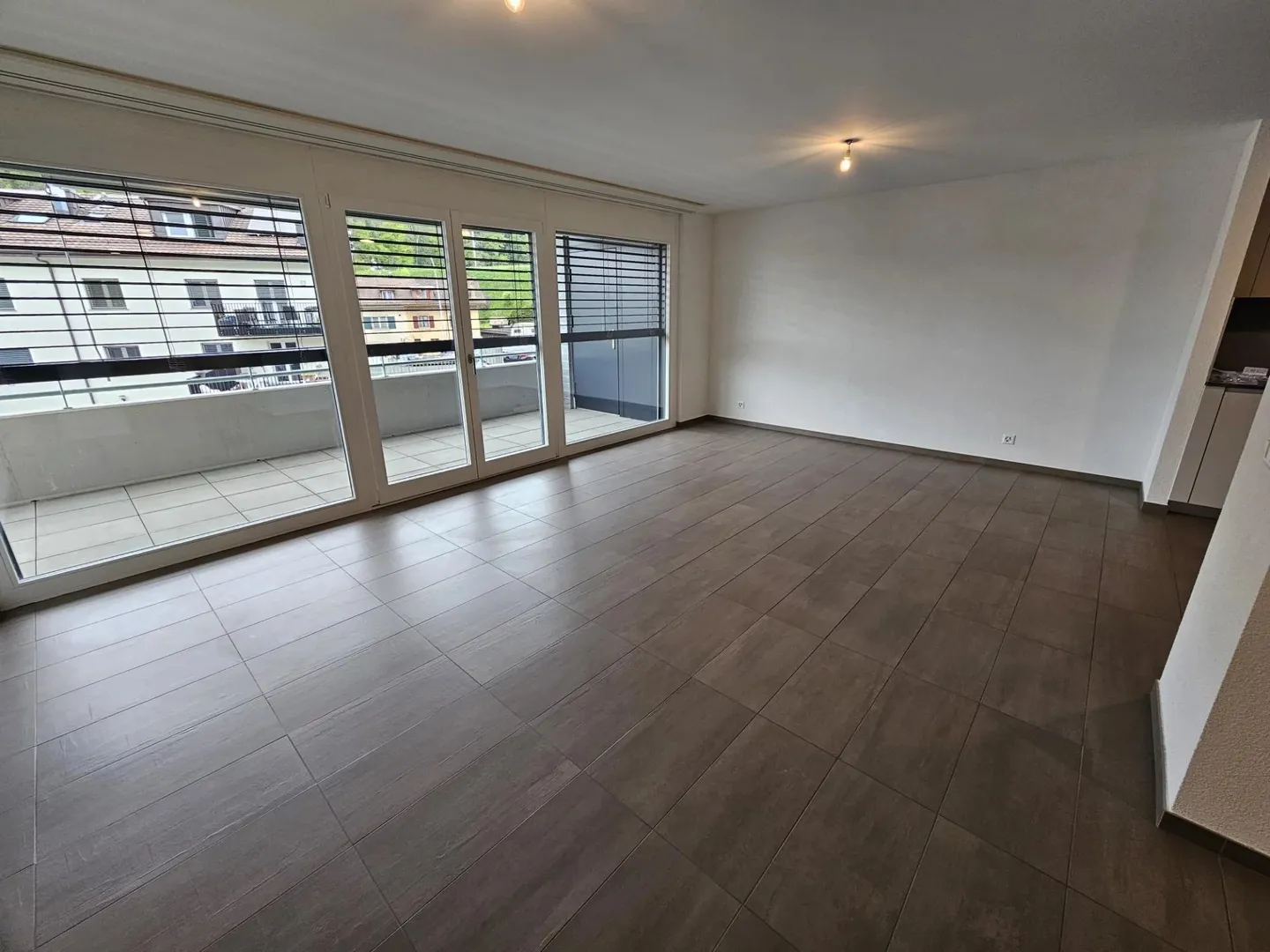 Schöne zeitgenössische 3,5-Zimmer-Wohnung mit Balkon - Foto 3 von 11
