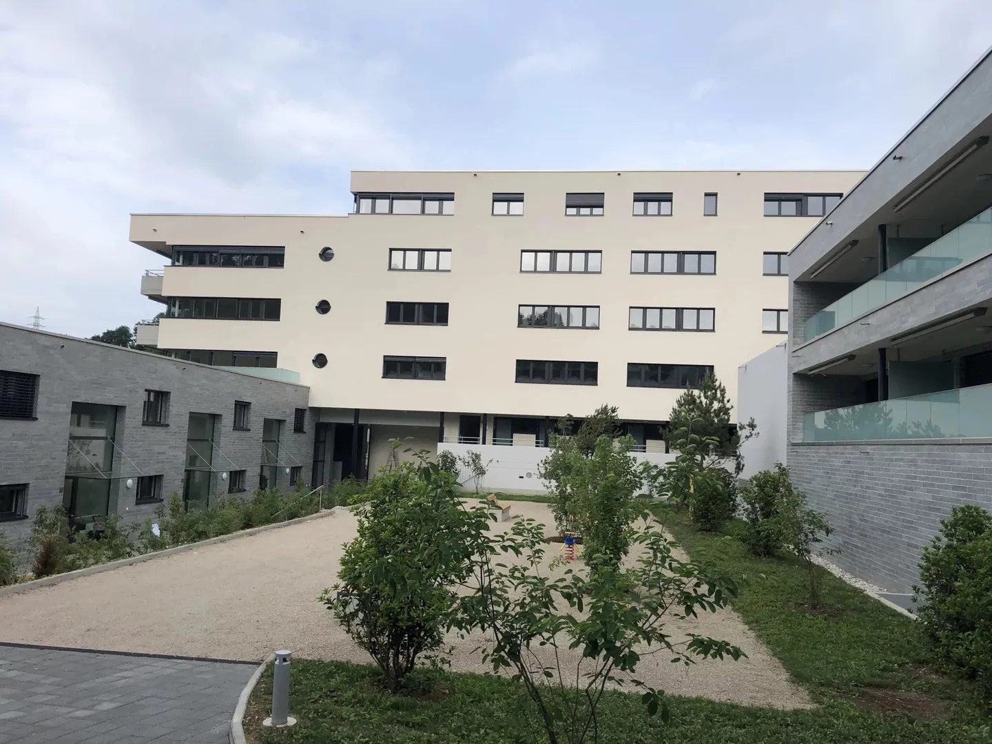 Schöne zeitgenössische 3,5-Zimmer-Wohnung mit Balkon - Foto 10 von 11