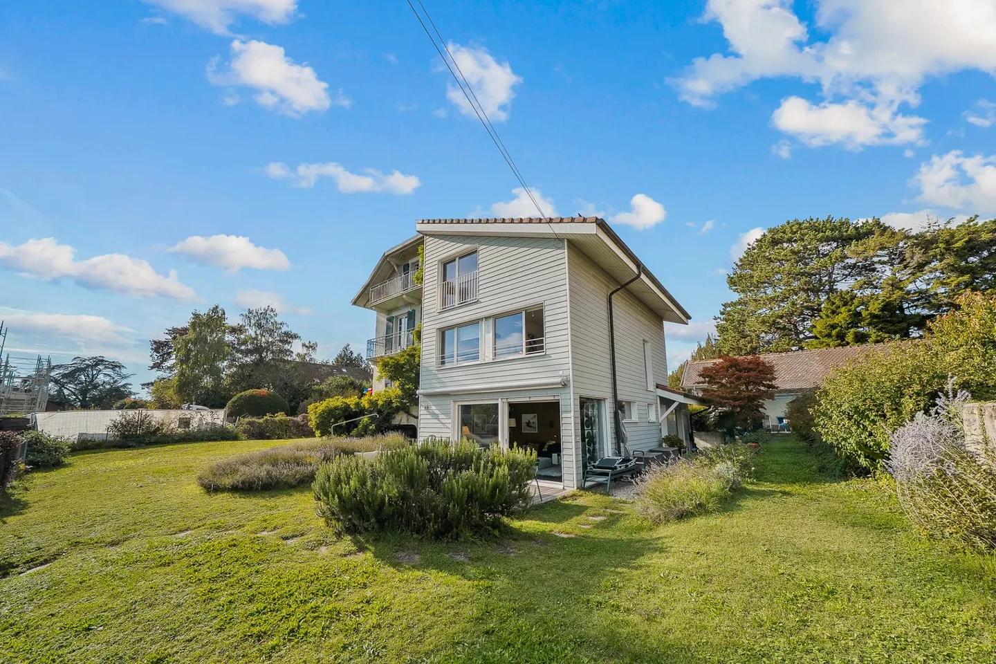 Contemporary terraced house of 140 m2 living space with lake view - Photo 1 of 13