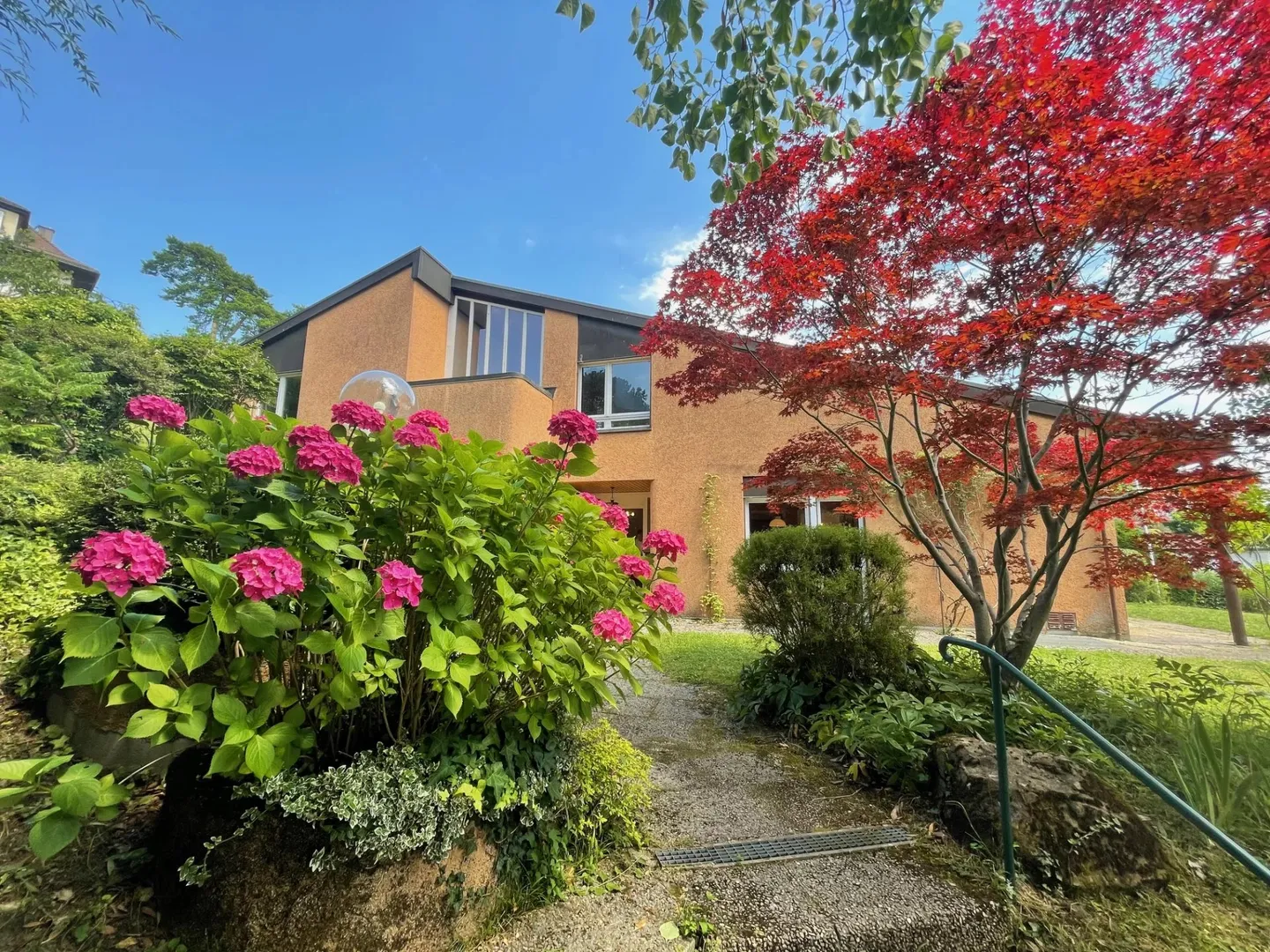 Detached house in a green setting with a view of the lake - Photo 1 of 13