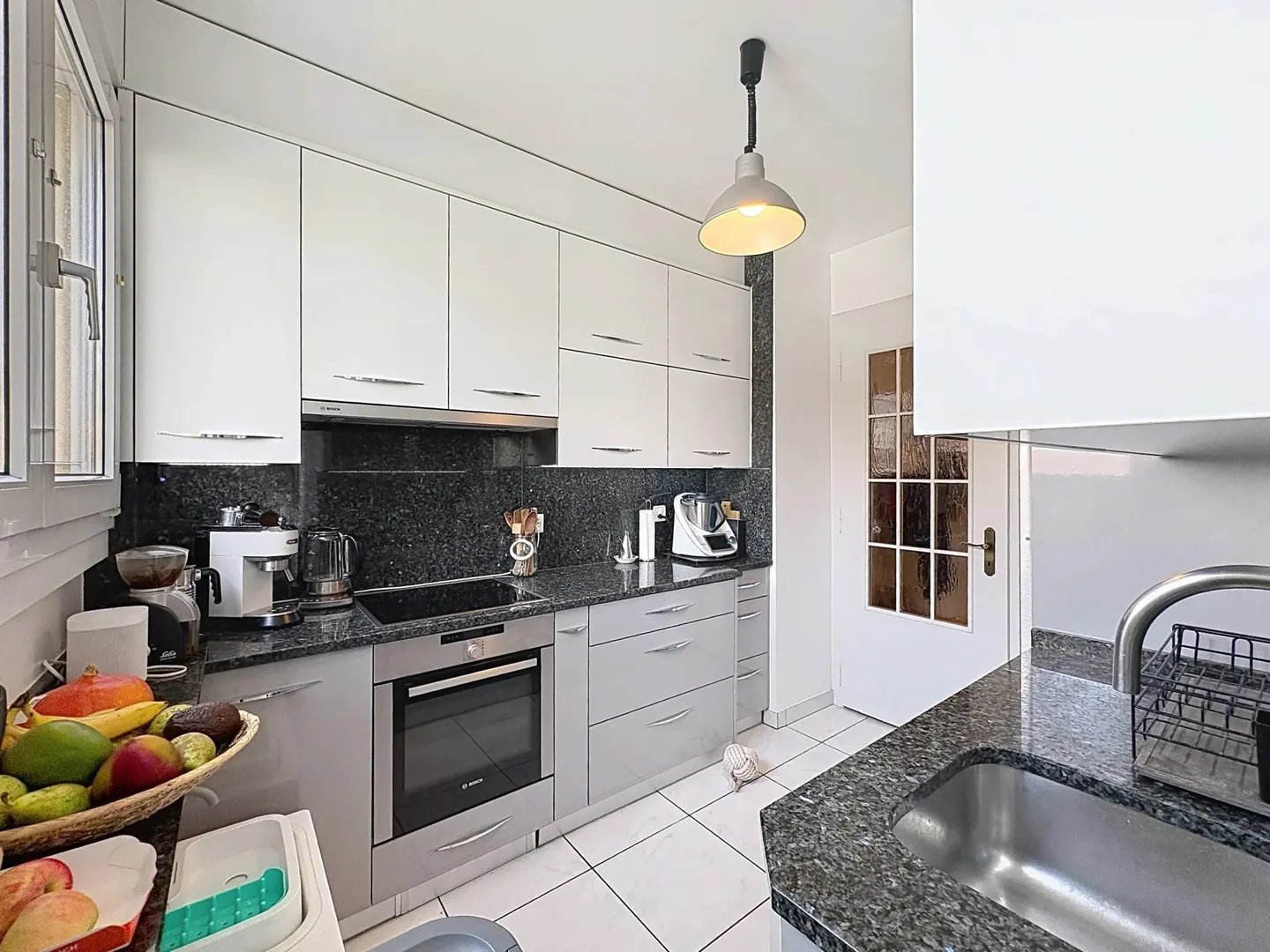 Charmante 4,5-Zimmer-Wohnung mit Stuck und ungewöhnlich hohen Decken - Foto 8 von 10