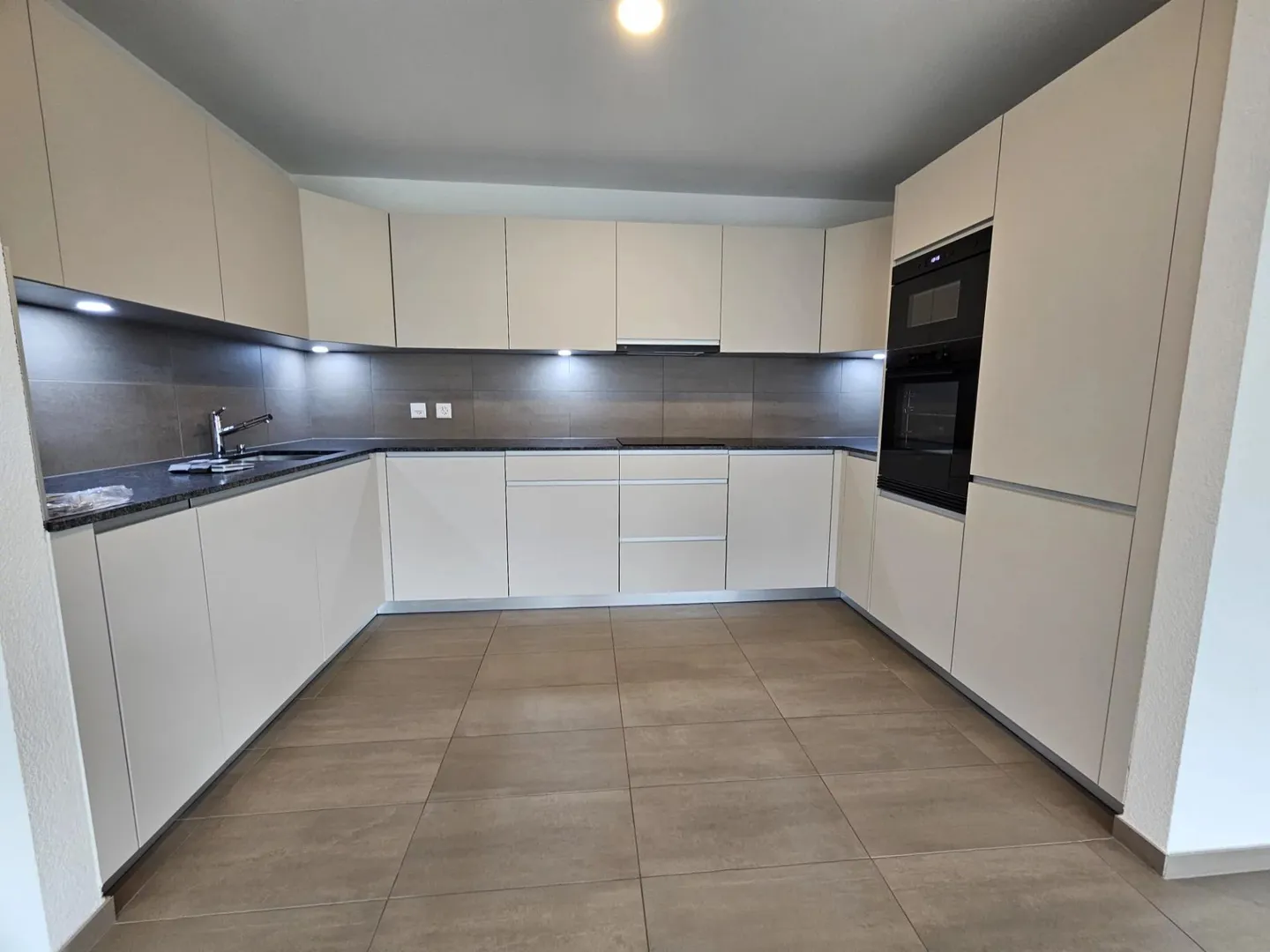 Schöne zeitgenössische 3,5-Zimmer-Wohnung mit Balkon - Foto 4 von 11