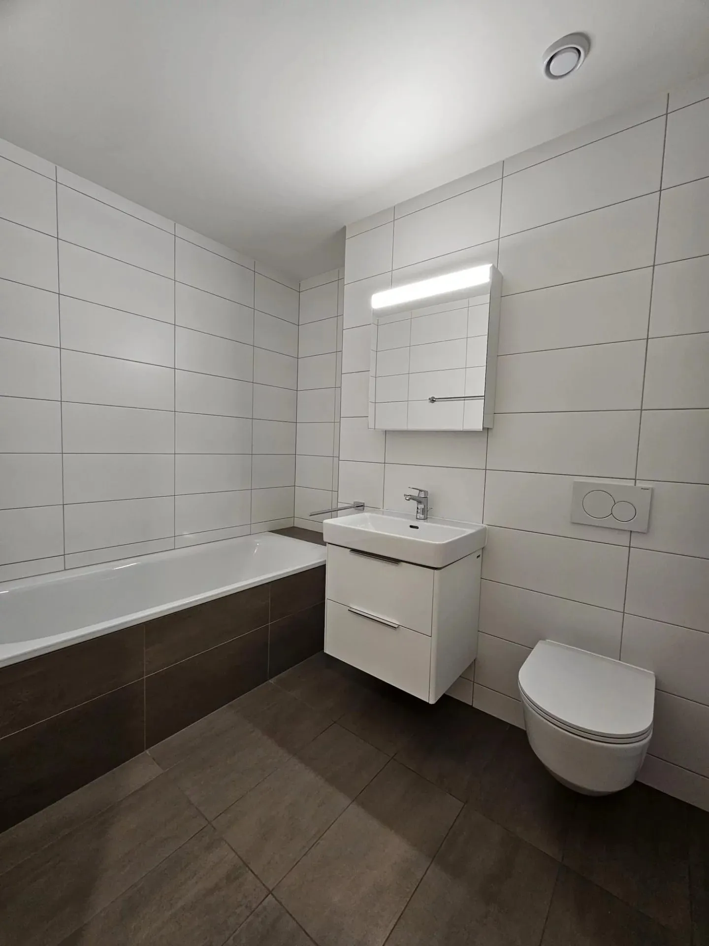 Schöne zeitgenössische 3,5-Zimmer-Wohnung mit Balkon - Foto 6 von 11