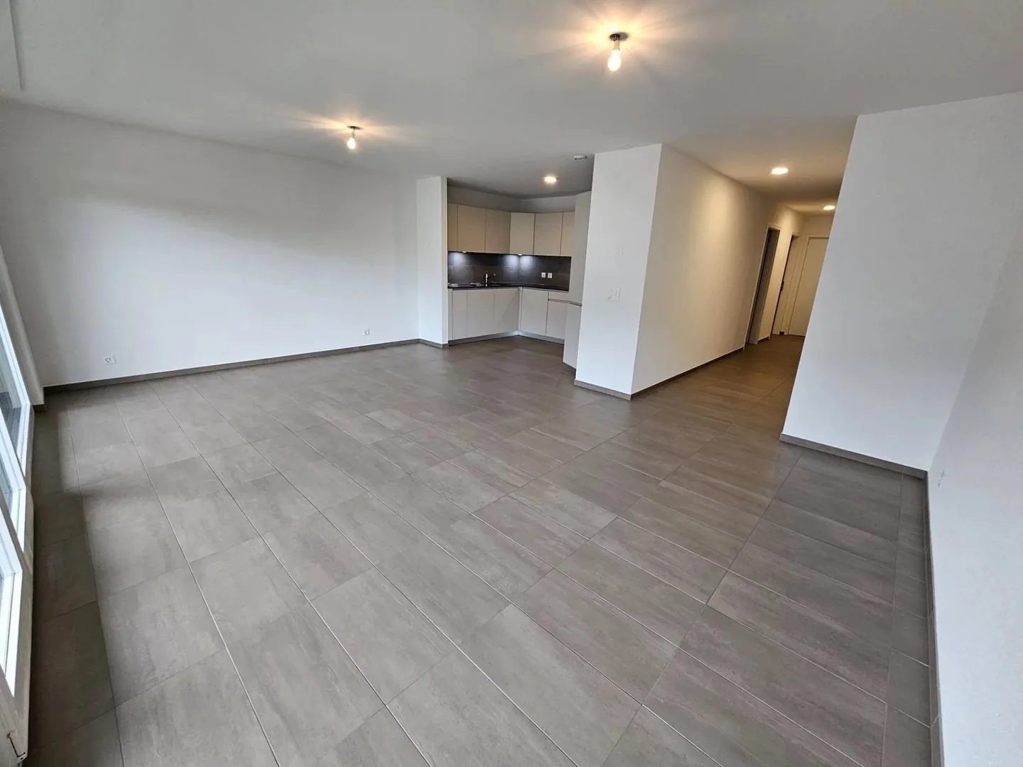 Schöne zeitgenössische 3,5-Zimmer-Wohnung mit Balkon - Foto 2 von 11