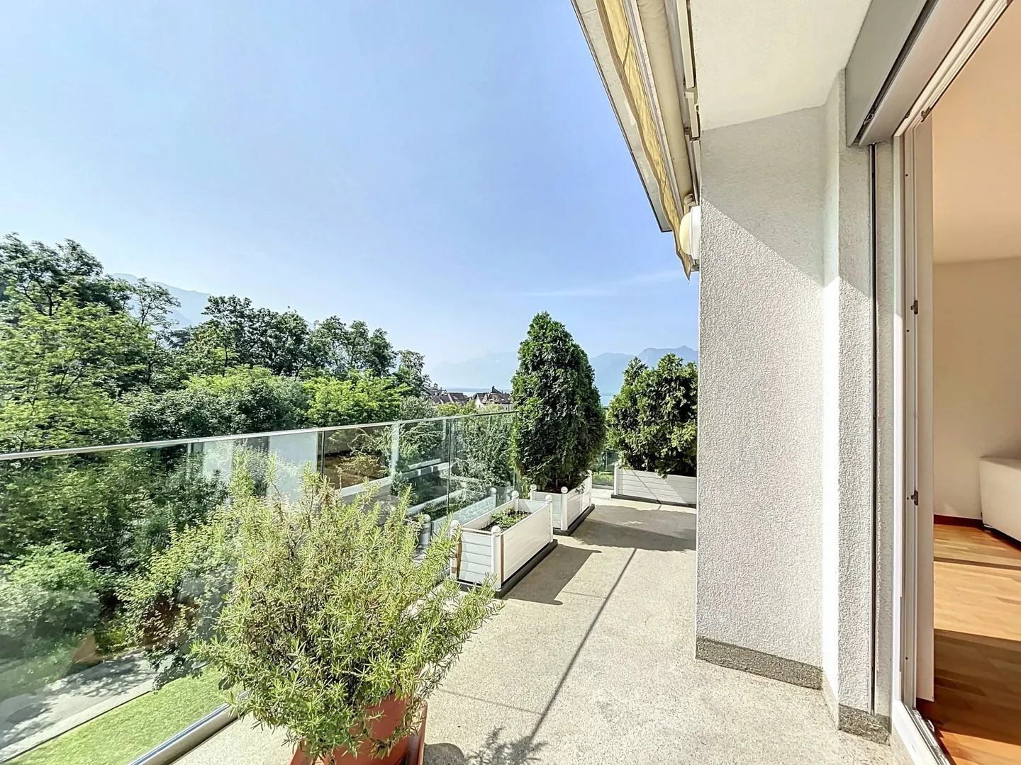 Calm, comfort and elegance with a view of the lake - Photo 3 of 11