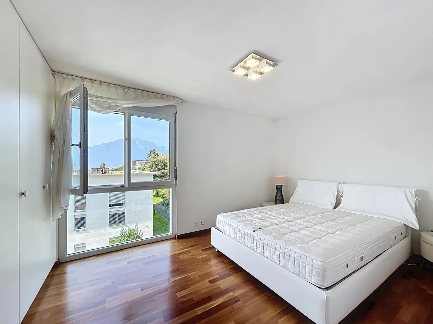 Calm, comfort and elegance with a view of the lake - Photo 7 of 11