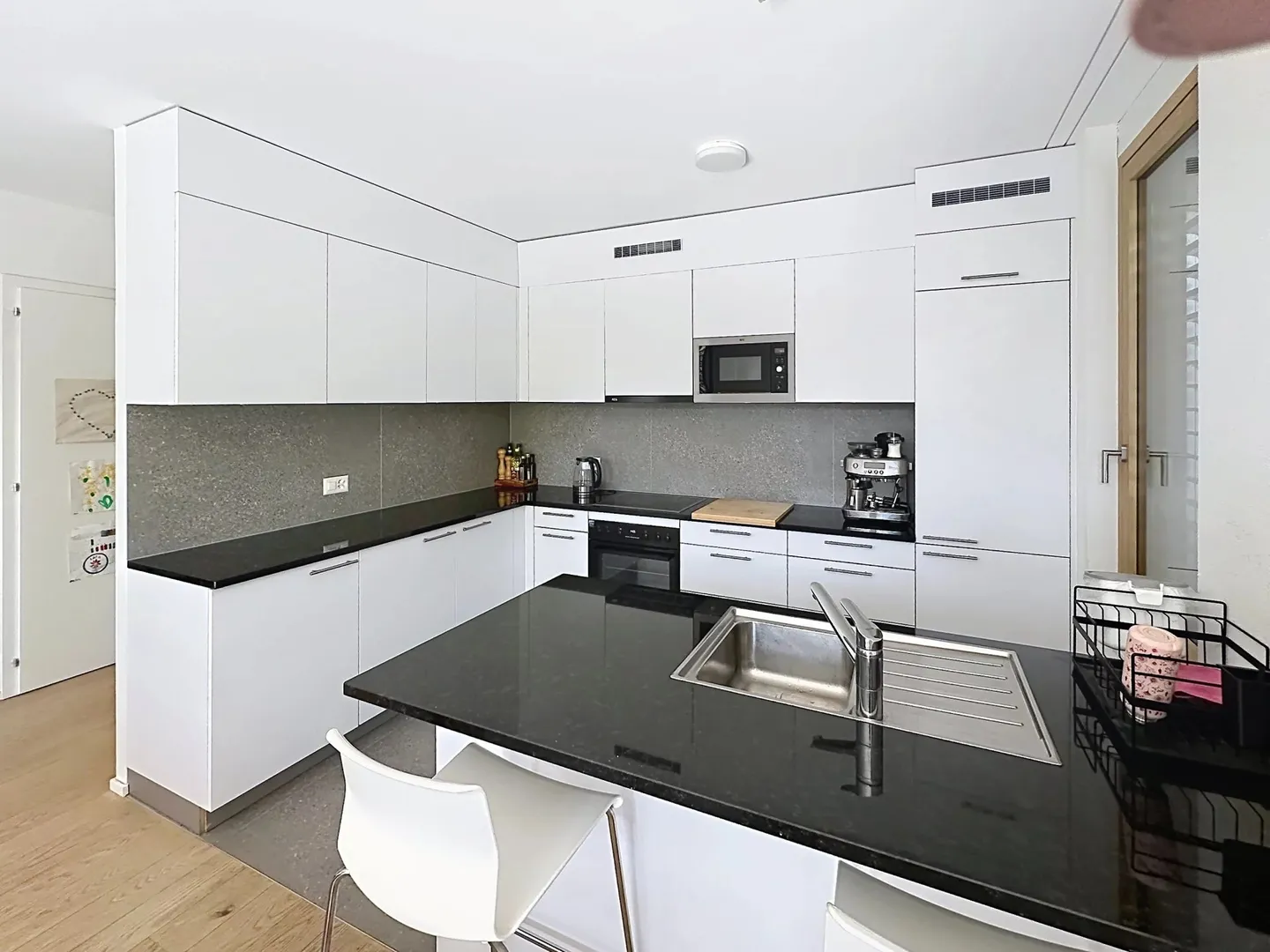 Light-filled family villa with garden, an ideal living environment close to all amenities. - Photo 3 of 13