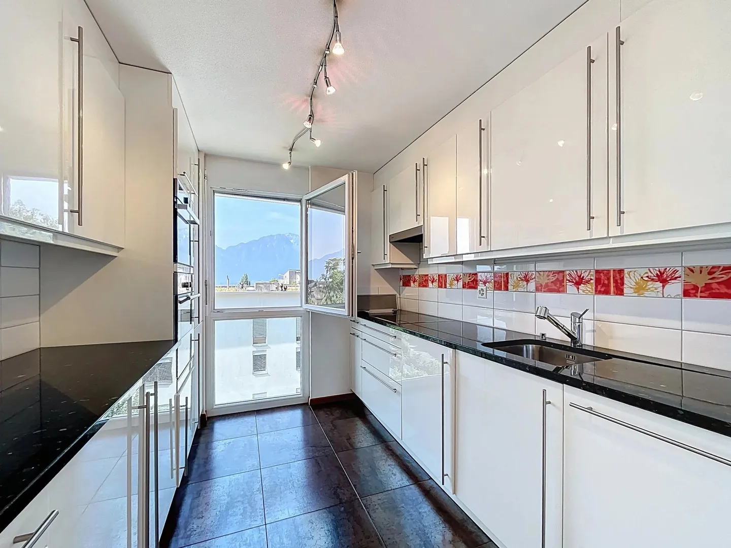 Calm, comfort and elegance with a view of the lake - Photo 9 of 11