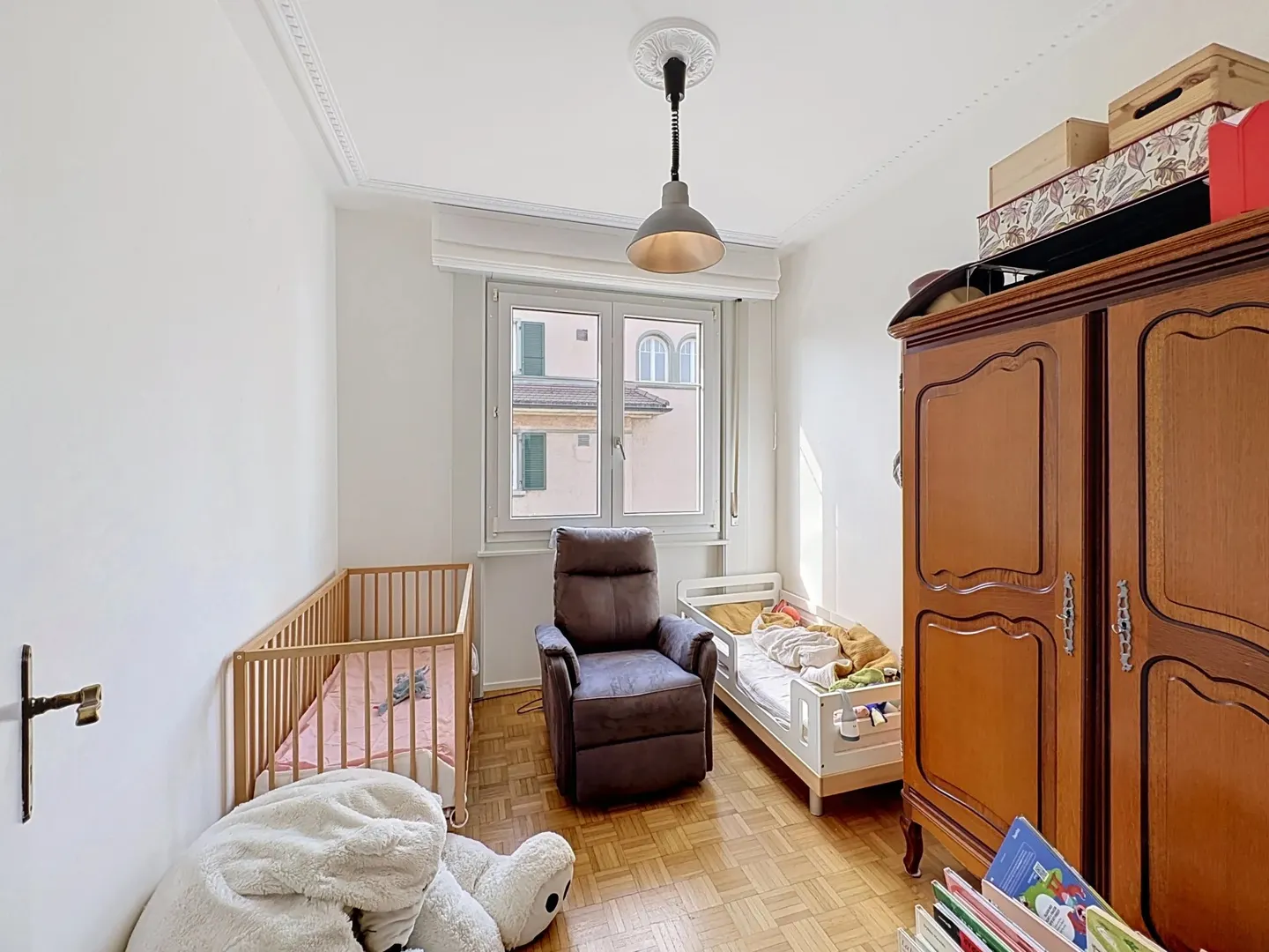Charmante 4,5-Zimmer-Wohnung mit Stuck und ungewöhnlich hohen Decken - Foto 6 von 10