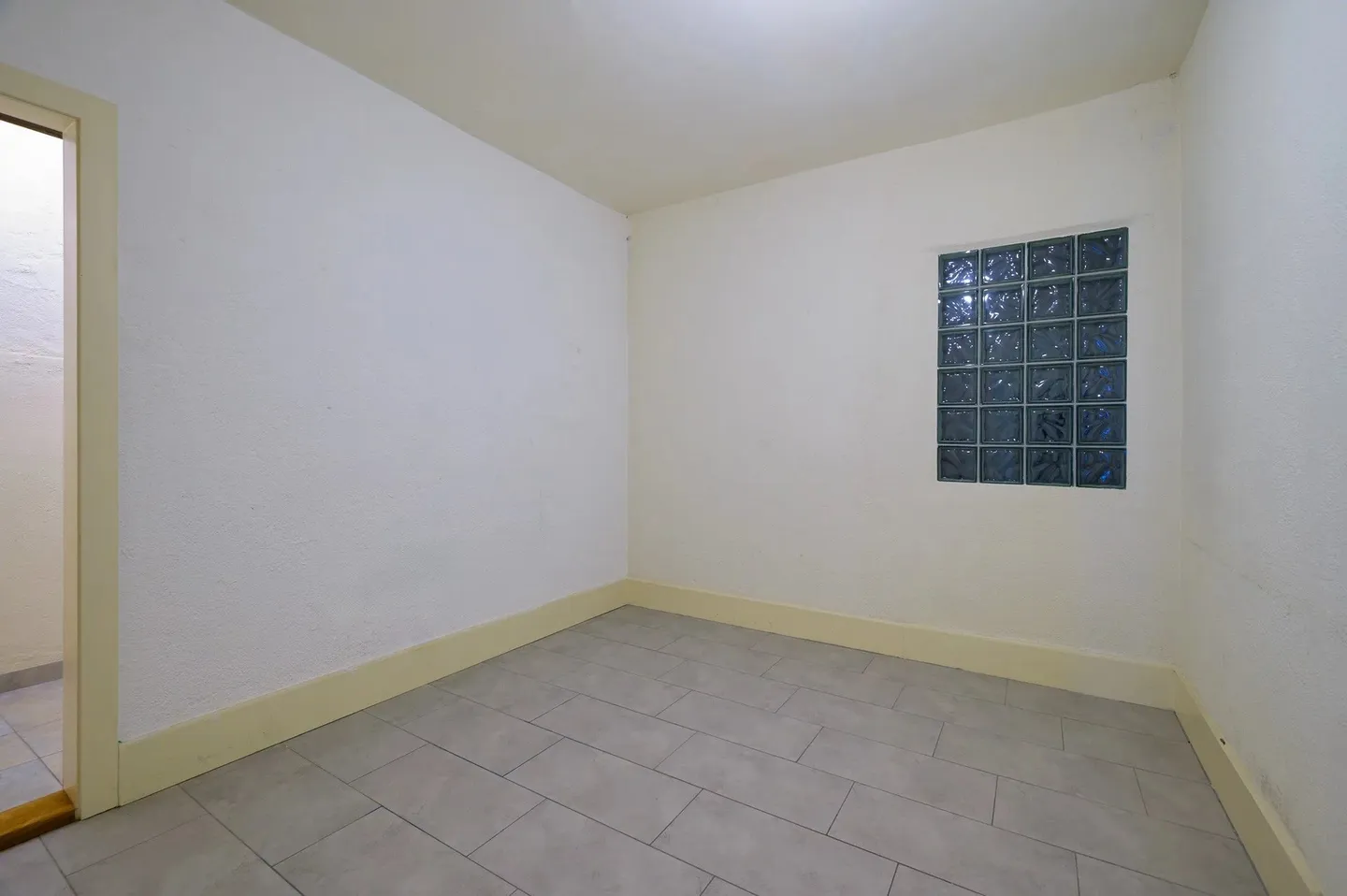 80 m² office for rent in downtown Lausanne - near the Flon district - Photo 6 of 8