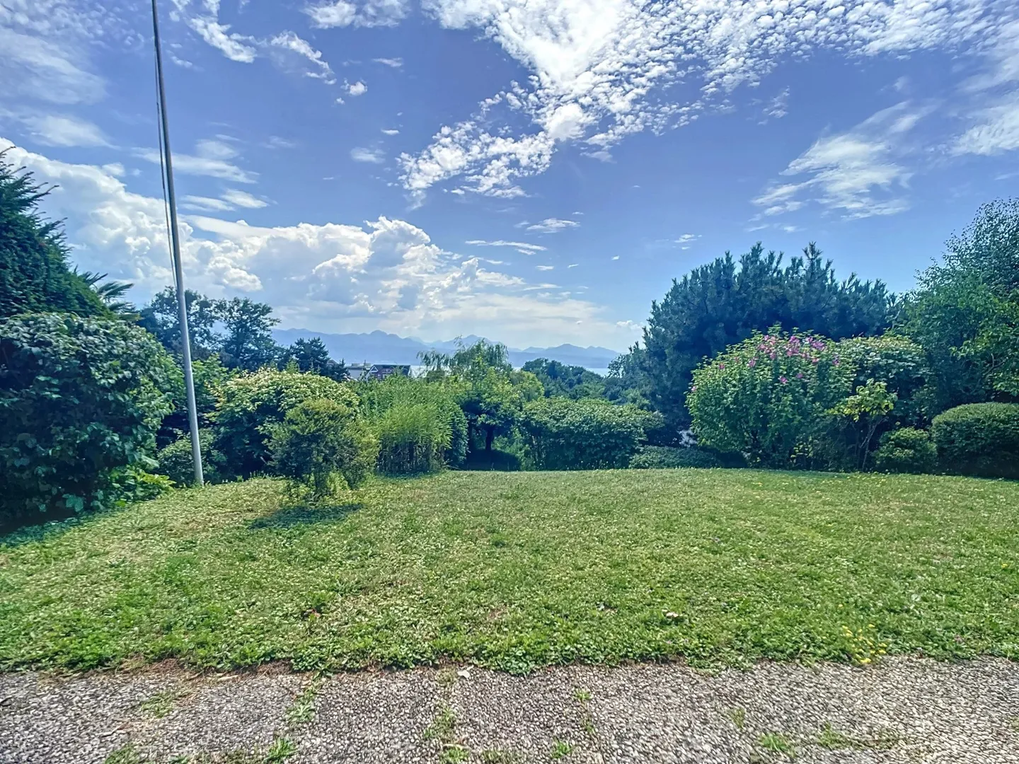 Detached house in a green setting with a view of the lake - Photo 3 of 13