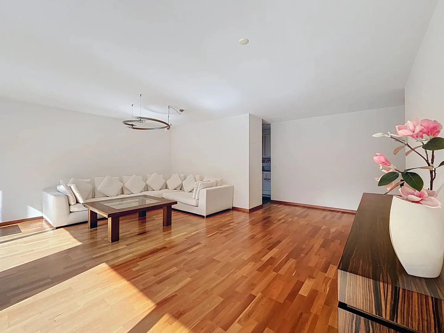 Calm, comfort and elegance with a view of the lake - Photo 2 of 11