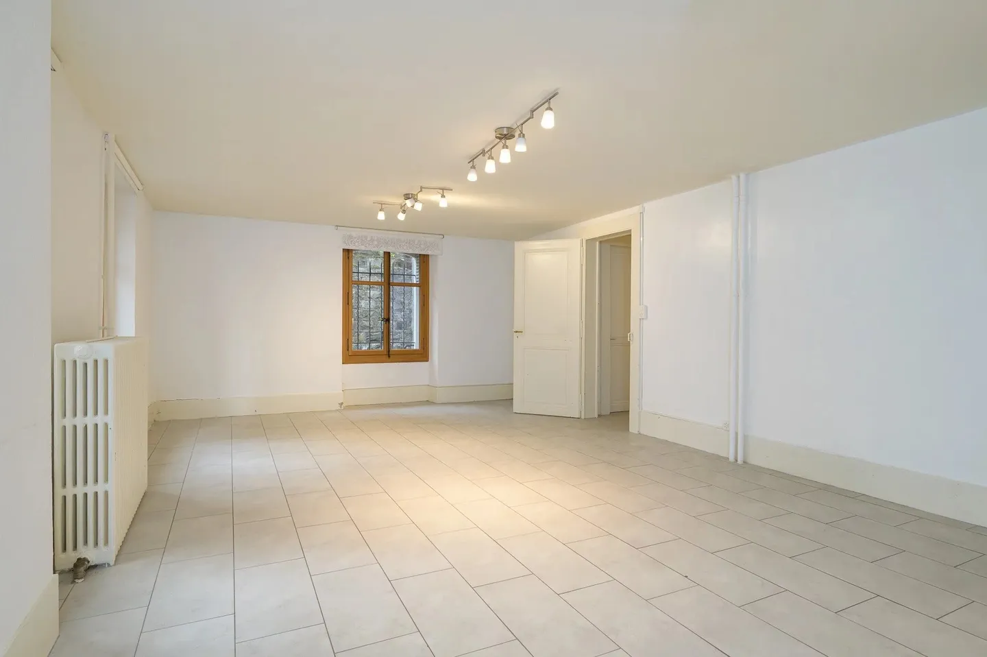 80 m² office for rent in downtown Lausanne - near the Flon district - Photo 2 of 8