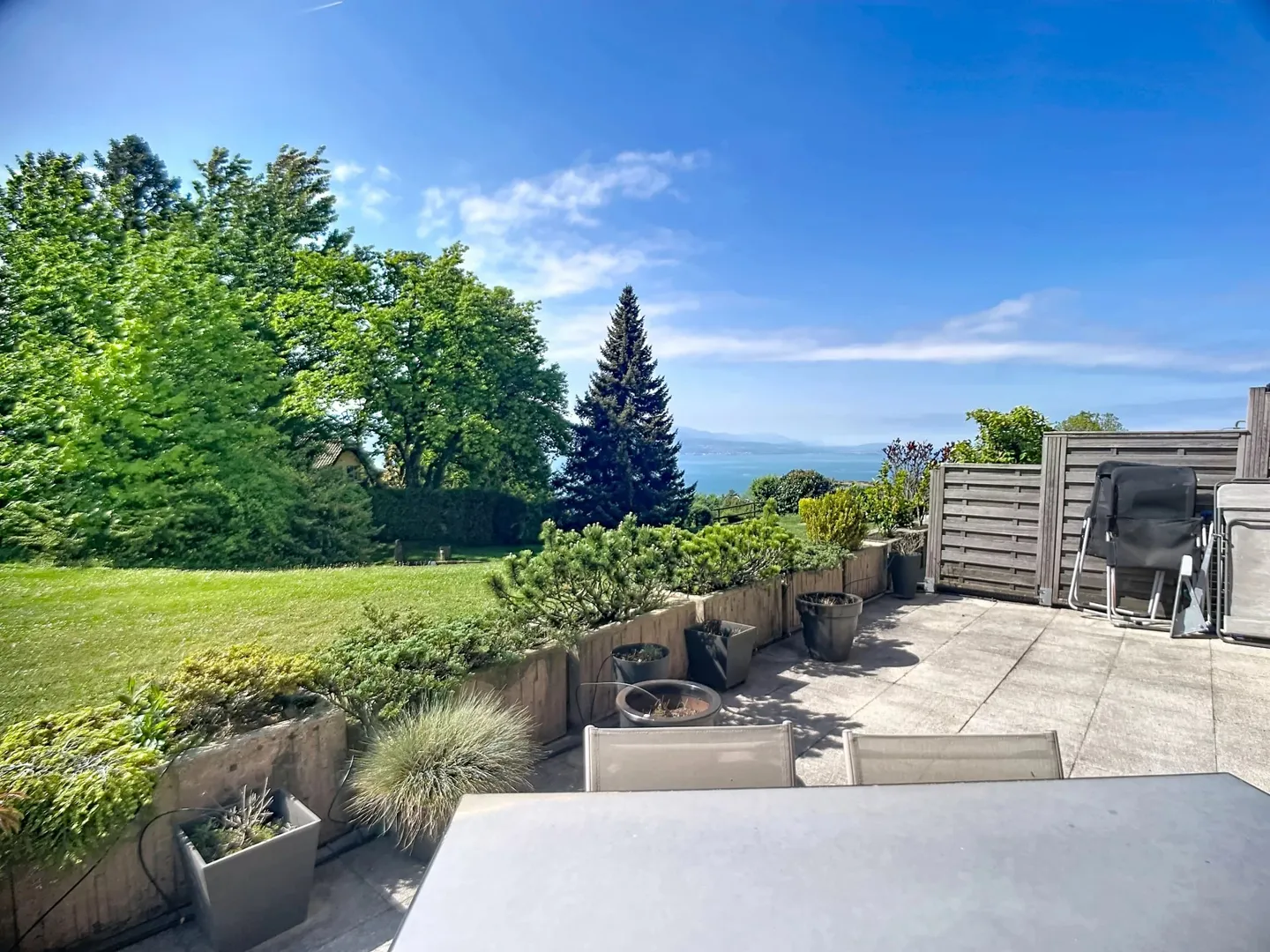 Appartamento di 2,5 locali con terrazza di 38 m2 di fronte al lago - Foto 1 di 11