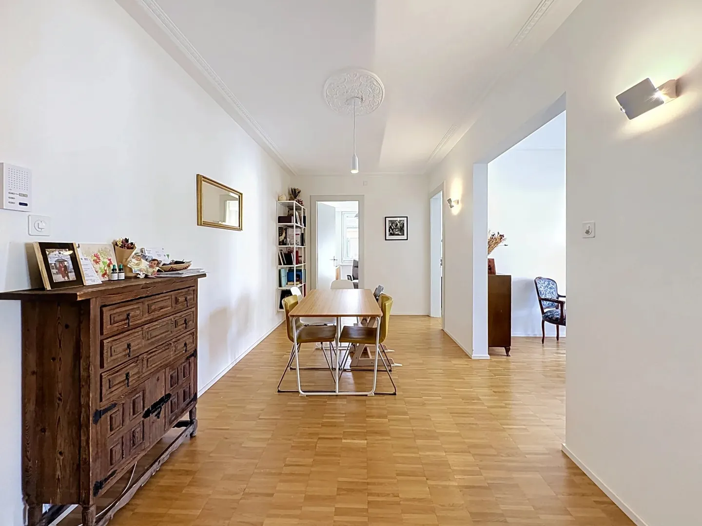Charmante 4,5-Zimmer-Wohnung mit Stuck und ungewöhnlich hohen Decken - Foto 3 von 10
