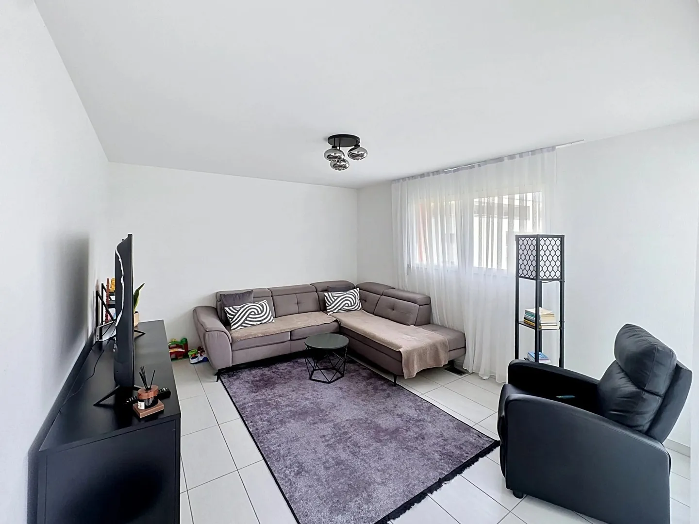 Geräumige 3,5 Zimmer mit Loggia und freiem Blick - Foto 4 von 7