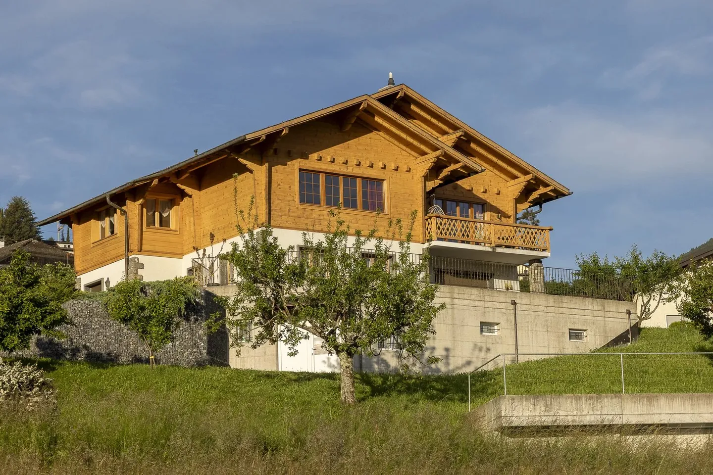 Family Villa in Choëx – Monthey | A versatile property with multiple possibilities - Photo 2 of 13