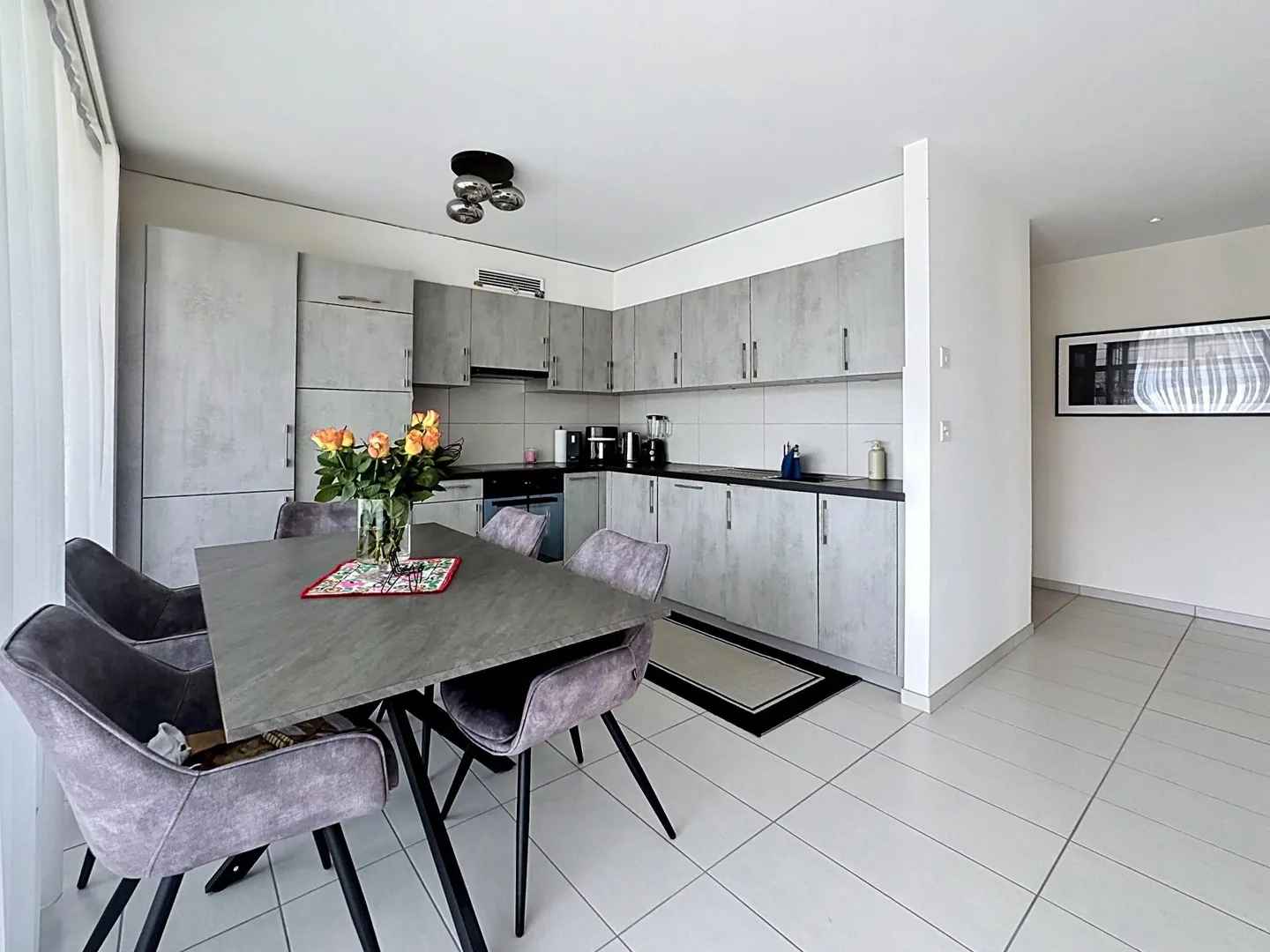 Geräumige 3,5 Zimmer mit Loggia und freiem Blick - Foto 3 von 7