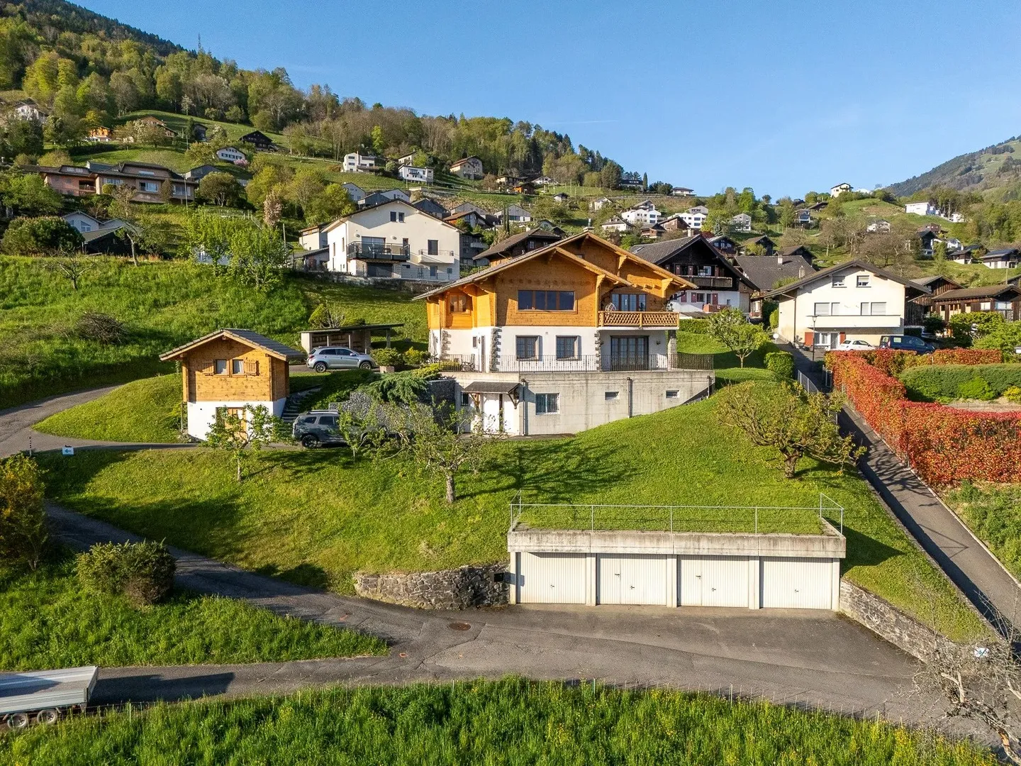 Family Villa in Choëx – Monthey | A versatile property with multiple possibilities - Photo 1 of 13