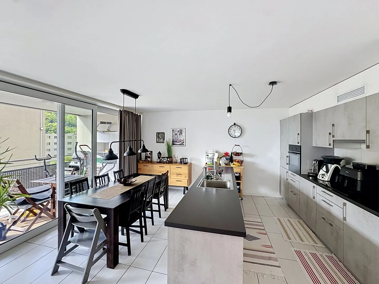 4,5 helle Zimmer mit Loggia und freiem Blick ideal zum Wohnen oder Investieren - Foto 2 von 9