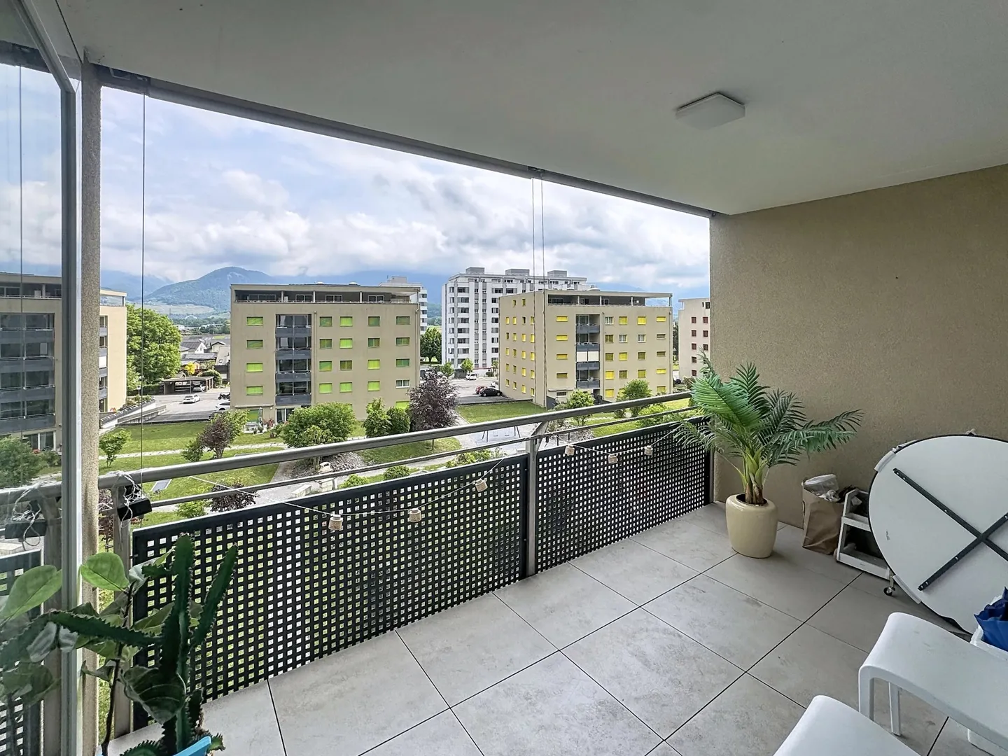 Geräumige 3,5 Zimmer mit Loggia und freiem Blick - Foto 1 von 7