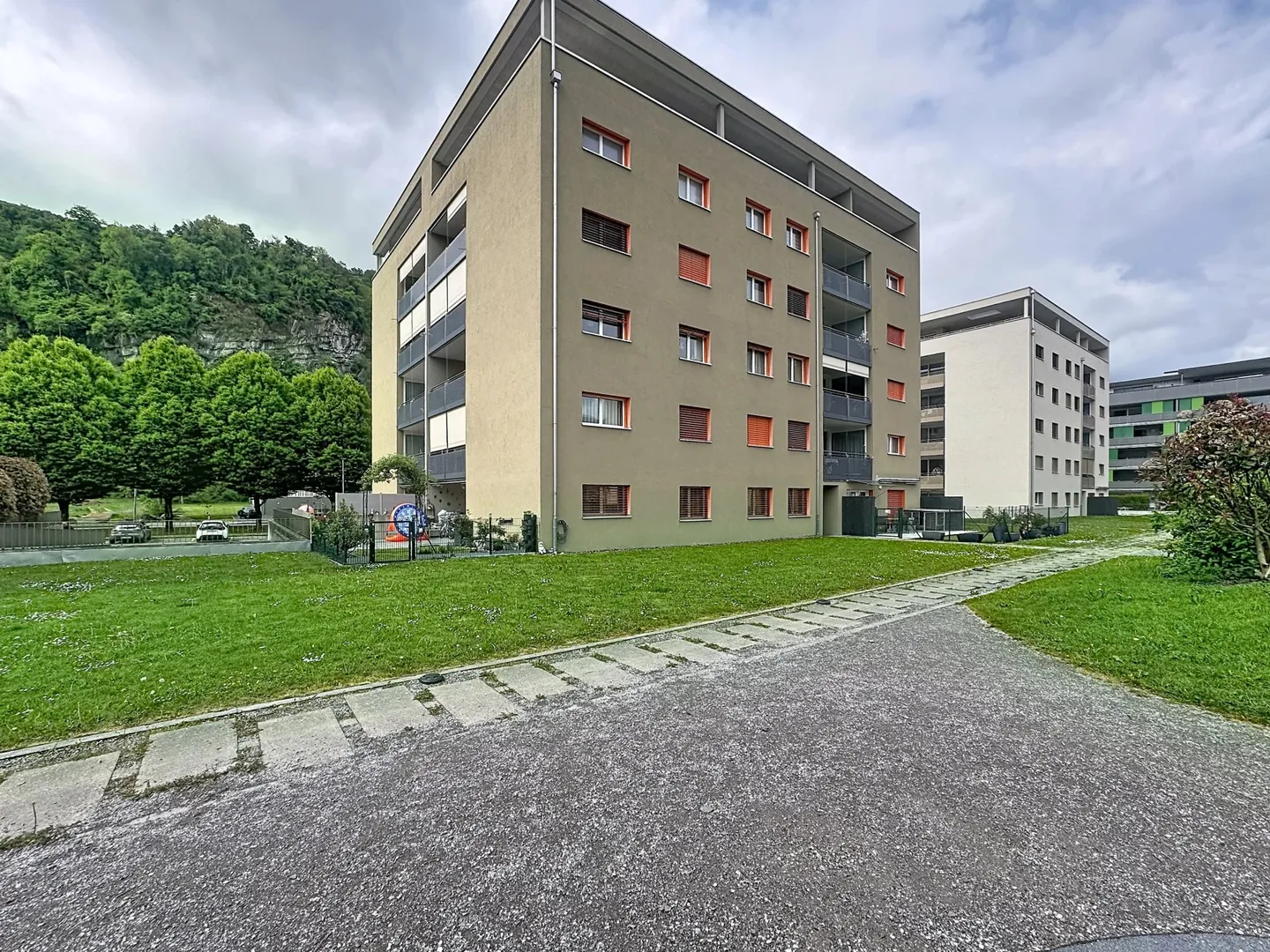 Geräumige 3,5 Zimmer mit Loggia und freiem Blick - Foto 2 von 7