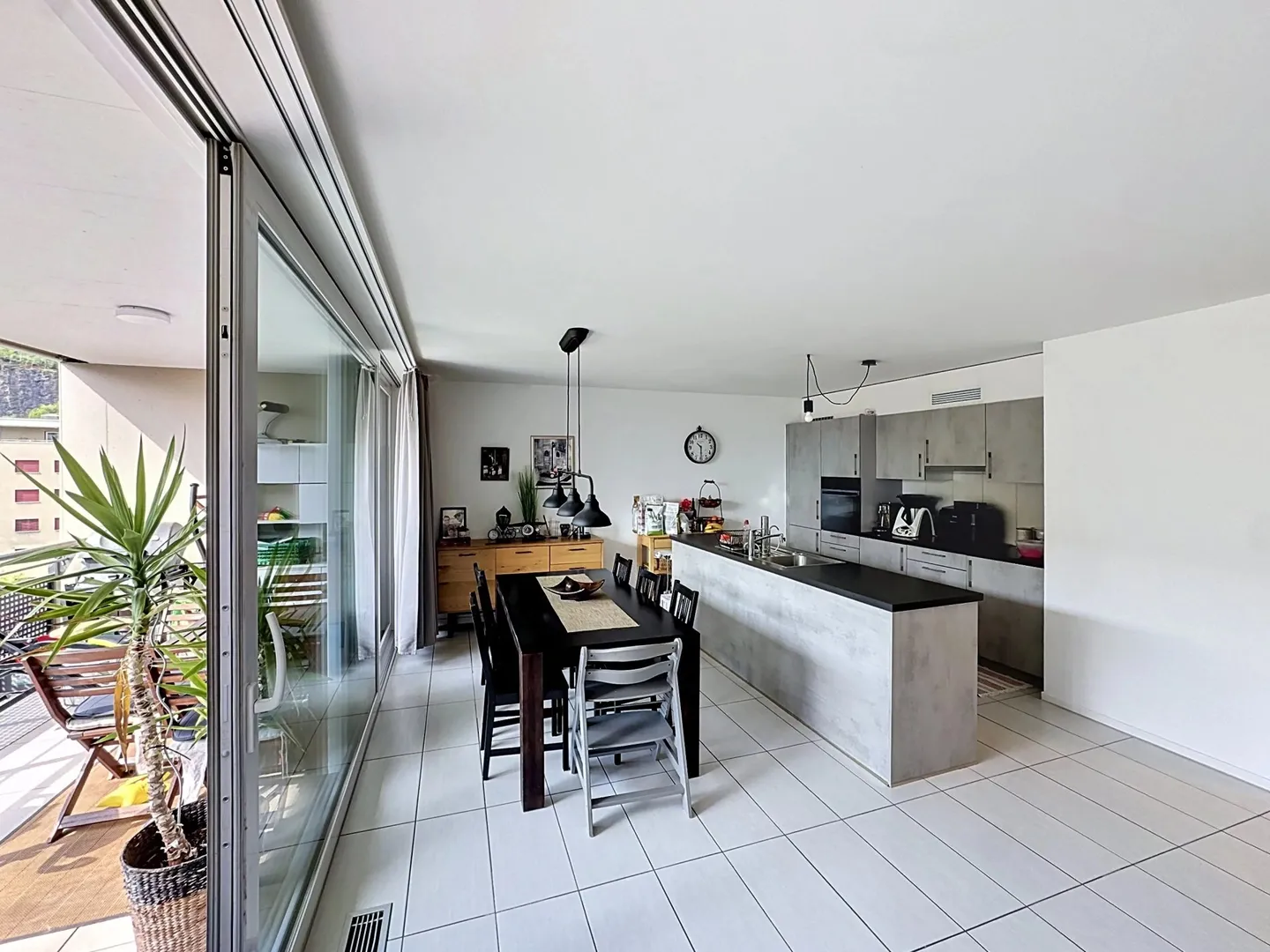 4,5 helle Zimmer mit Loggia und freiem Blick ideal zum Wohnen oder Investieren - Foto 1 von 9