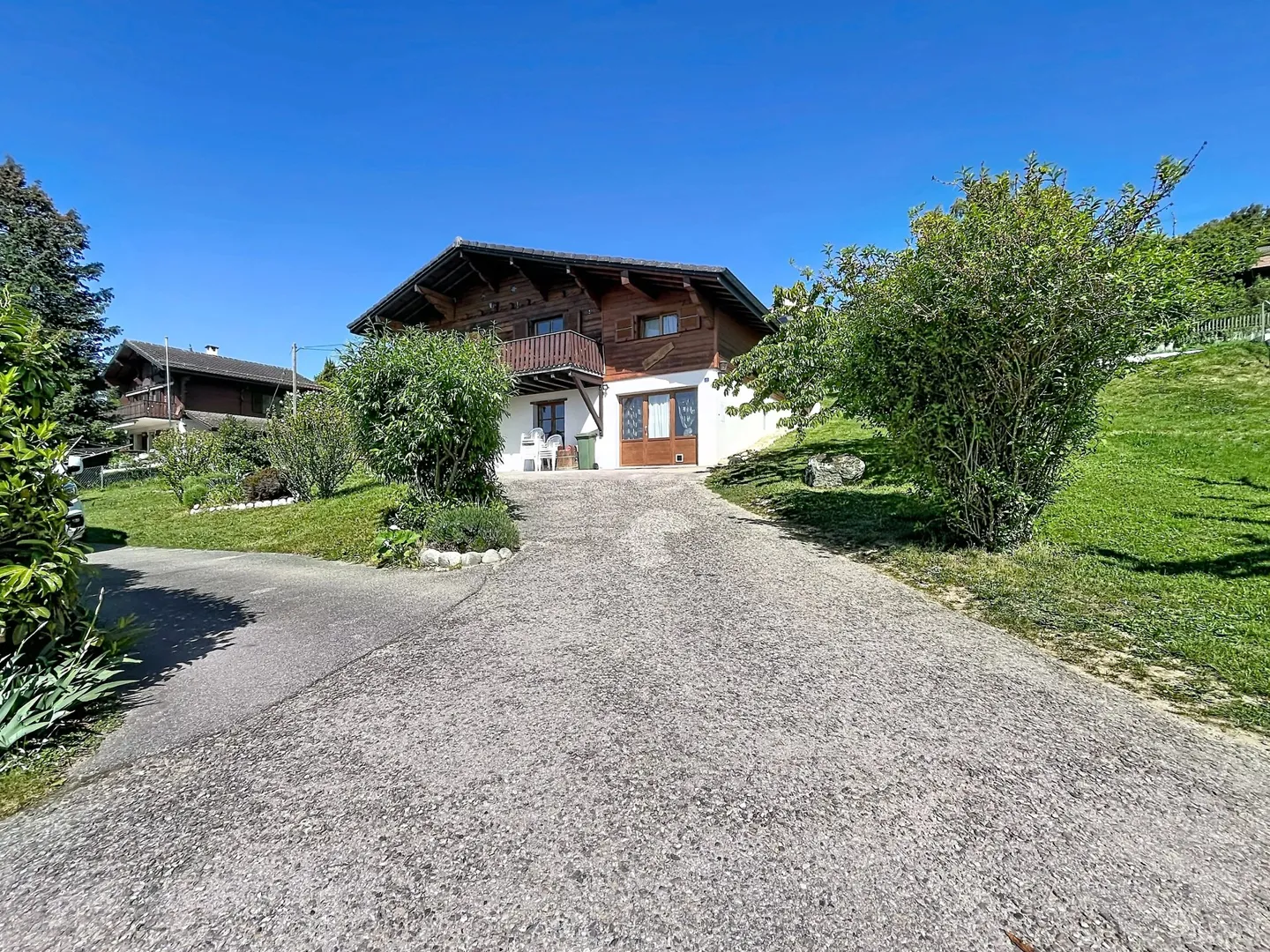 Parzelle mit Chalet in einer grünen Umgebung und Seeblick - Foto 3 von 7