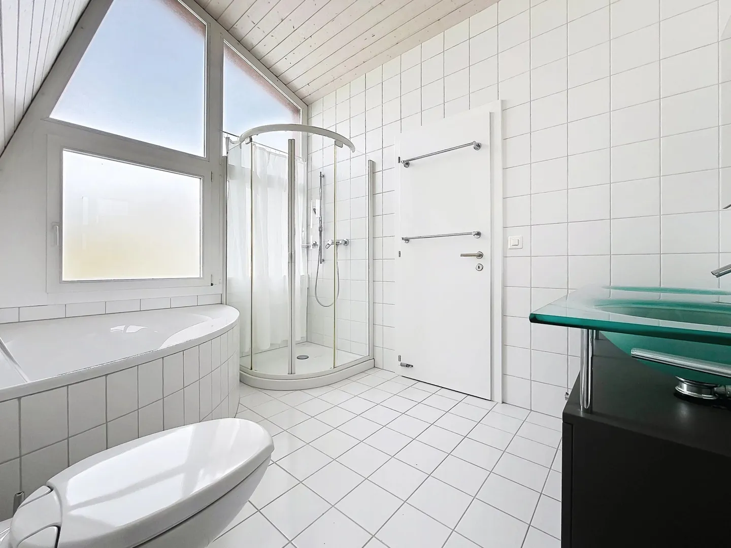Architektenvilla mit 100m2 Panoramaterrasse mit Seeblick, nur 10 Gehminuten vom Zentrum von Arzier entfernt - Foto 10 von 13