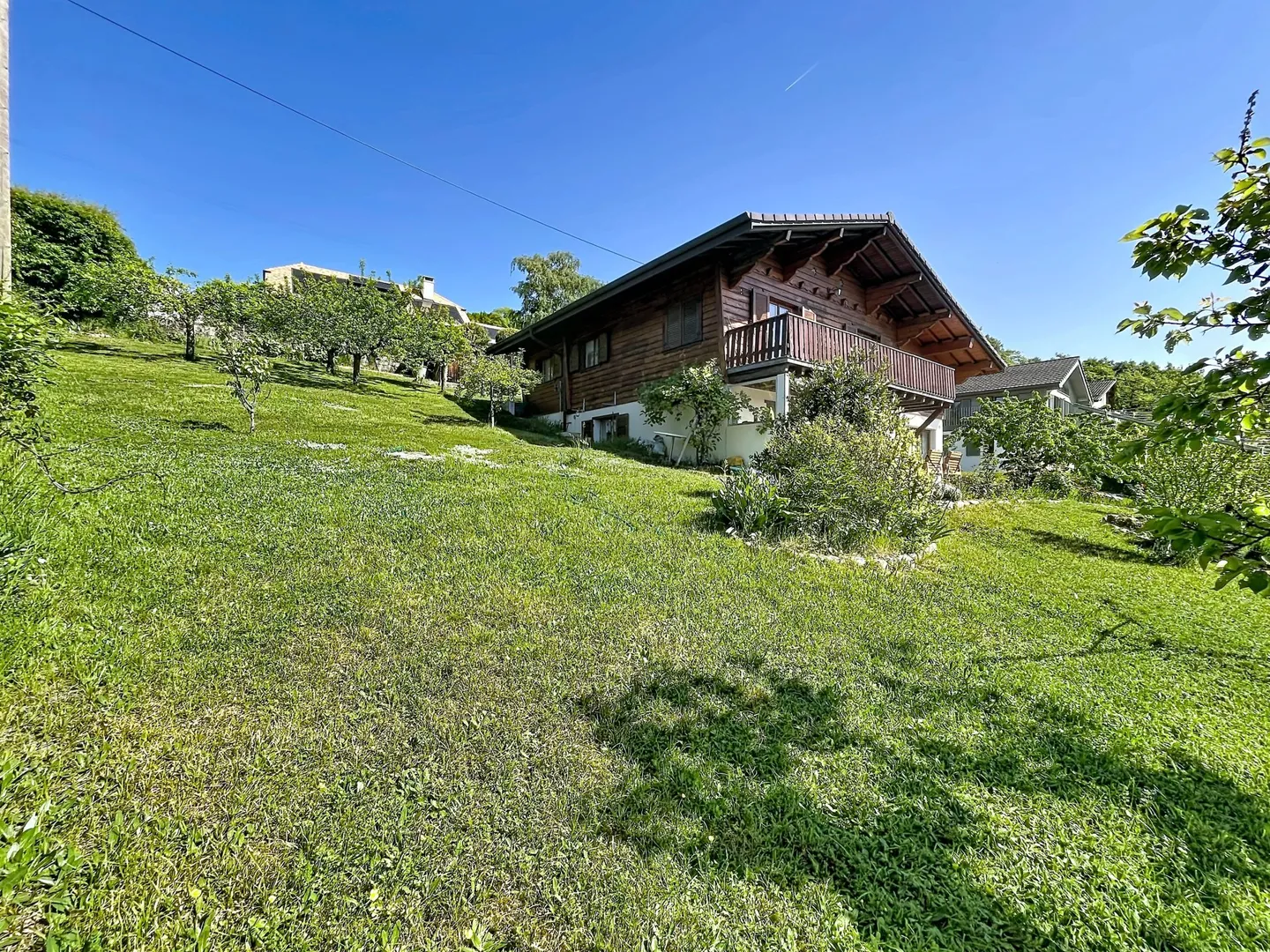 Parzelle mit Chalet in einer grünen Umgebung und Seeblick - Foto 1 von 7