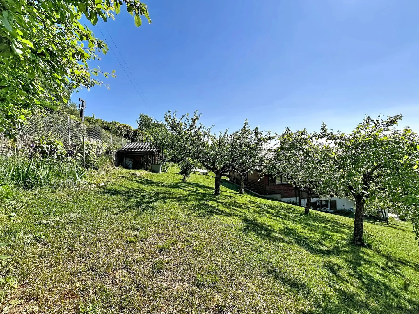 Parzelle mit Chalet in einer grünen Umgebung und Seeblick - Foto 2 von 7