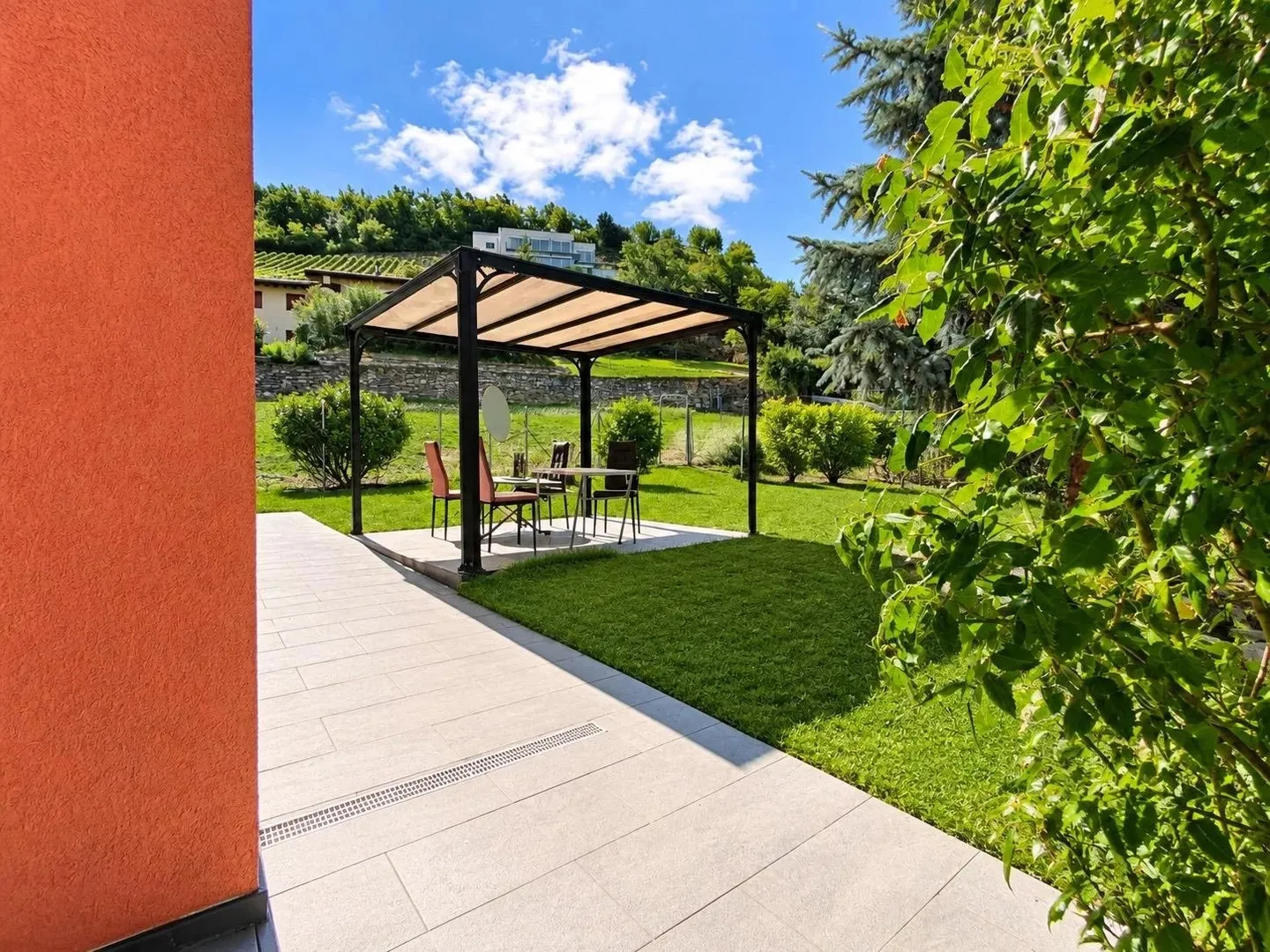 Spacieuse villa individuelle avec grand jardin à Sierre - Foto 2 di 13