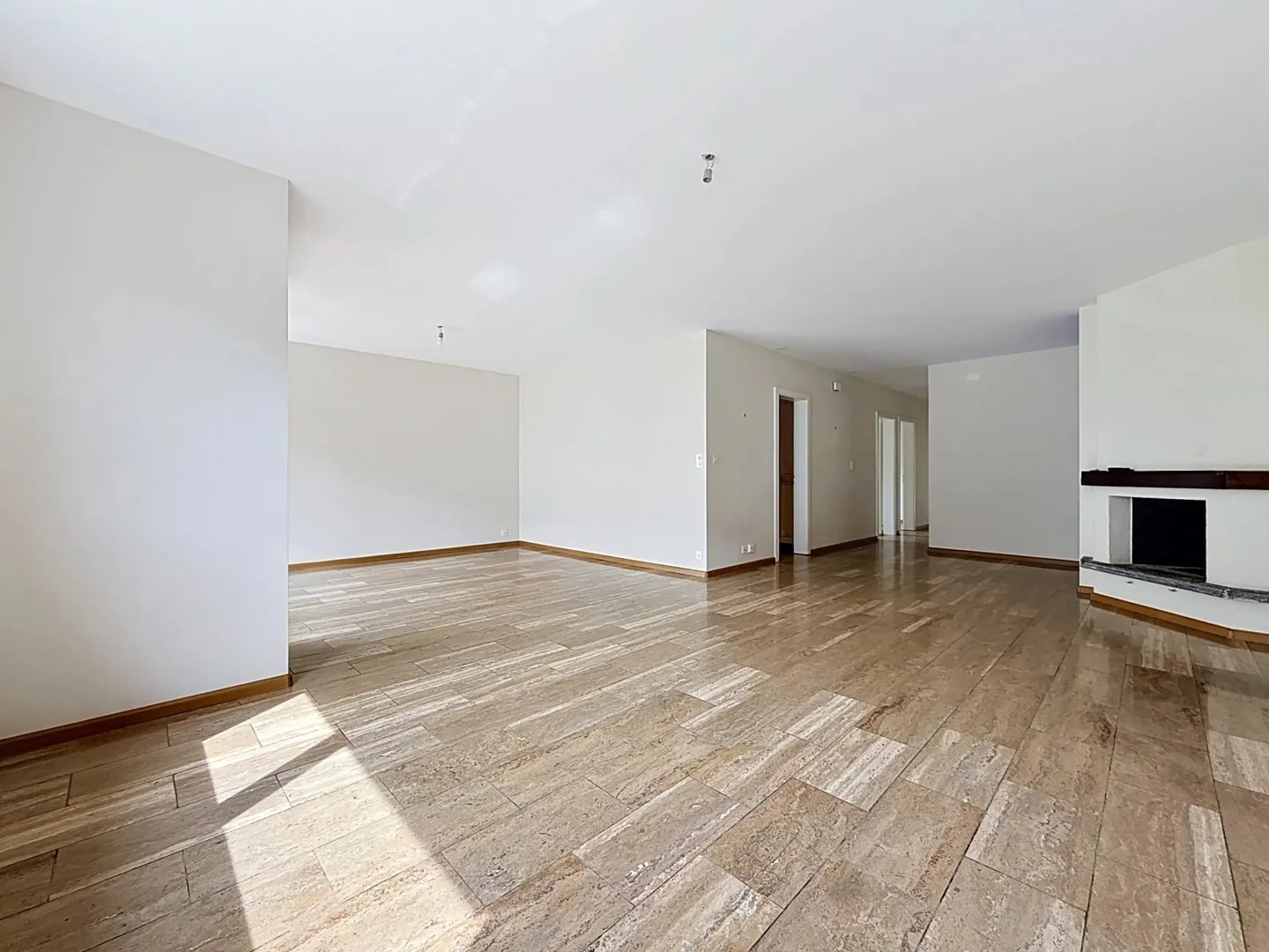 Spacious 6.5 rooms with balcony and beautiful brightness in Sion - Photo 4 of 13